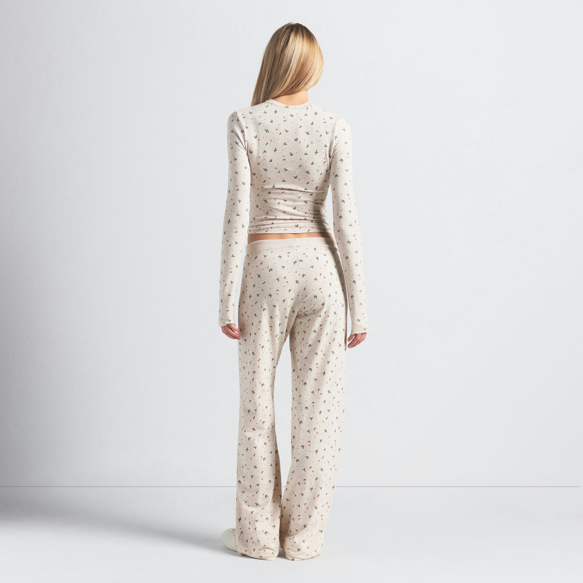 COTTON JERSEY LONG SLEEVE T-SHIRT | OATMEAL HEATHER HOLLY PRINT ON A MODEL FRONT VIEW @ | FOCUS: 0.0, 1.0, 0.9