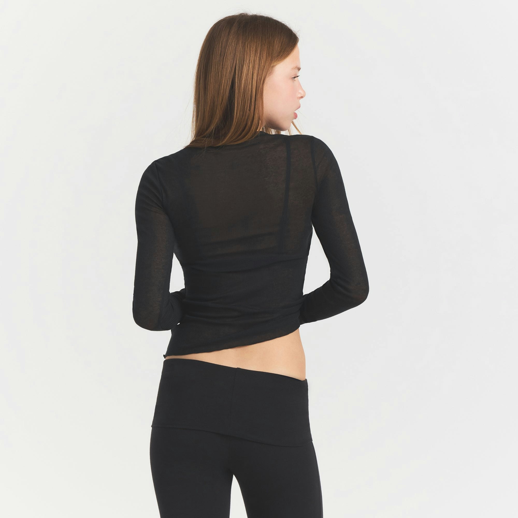 SHEER RIB LONG SLEEVE | SOOT ON A MODEL SIDE VIEW @ | FOCUS: 0.0, 1.0, 0.9