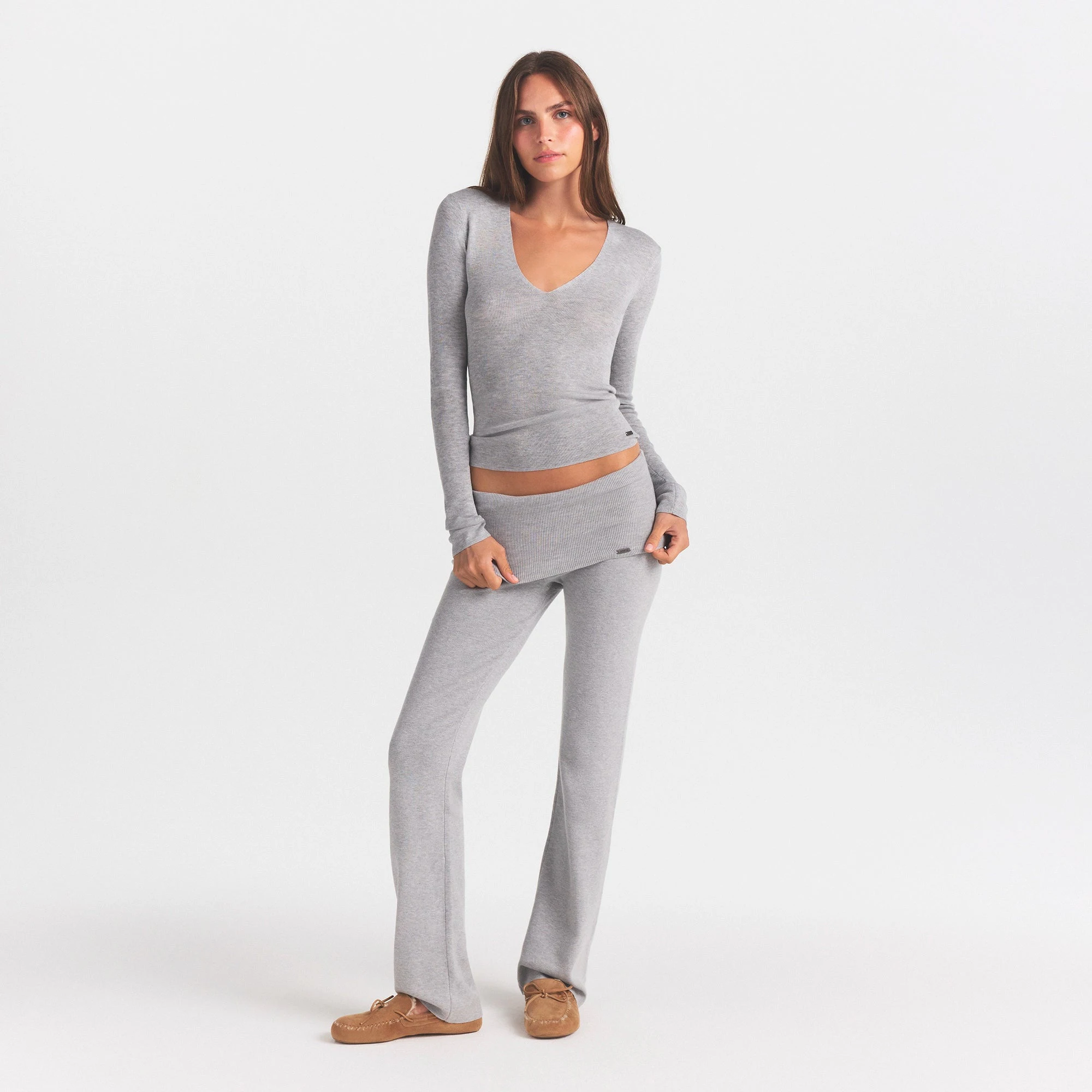 ESSENTIAL SWEATERS LONG SLEEVE V NECK | MID HEATHER GREY ON MODEL FRONT VIEW | FOCUS: 0.0, 1.0, 0.9