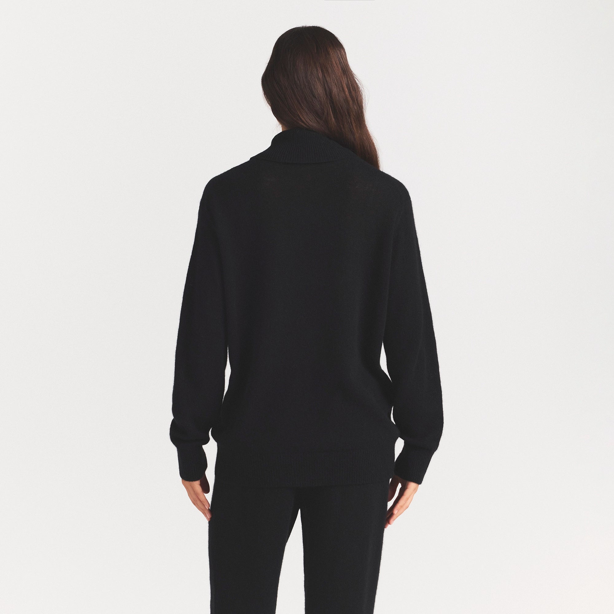 AIRY CASHMERE TURTLENECK | ONYX ON A MODEL SIDE VIEW @ | FOCUS: 0.0, 1.0, 0.9