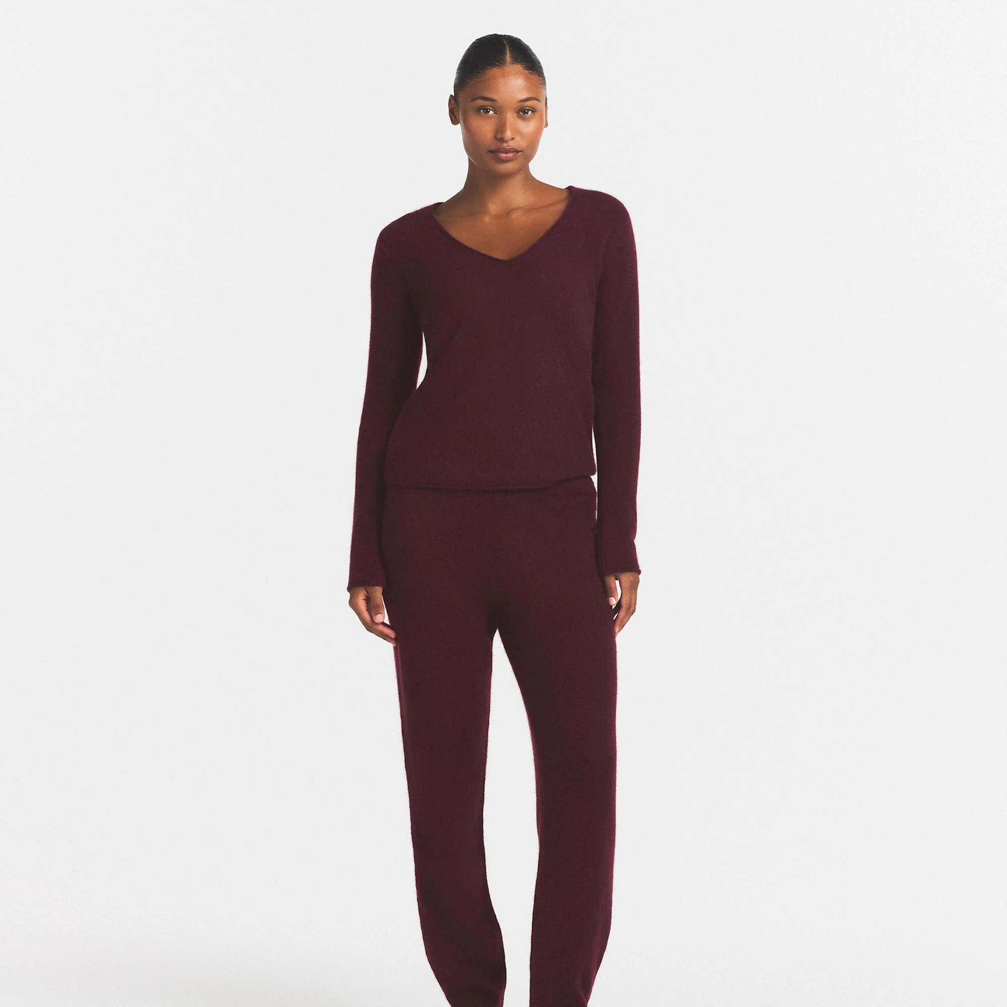 AIRY CASHMERE V-NECK PULLOVER | CURRANT & LAYS FLAT ON A WHITE BACKGROUND | FLT