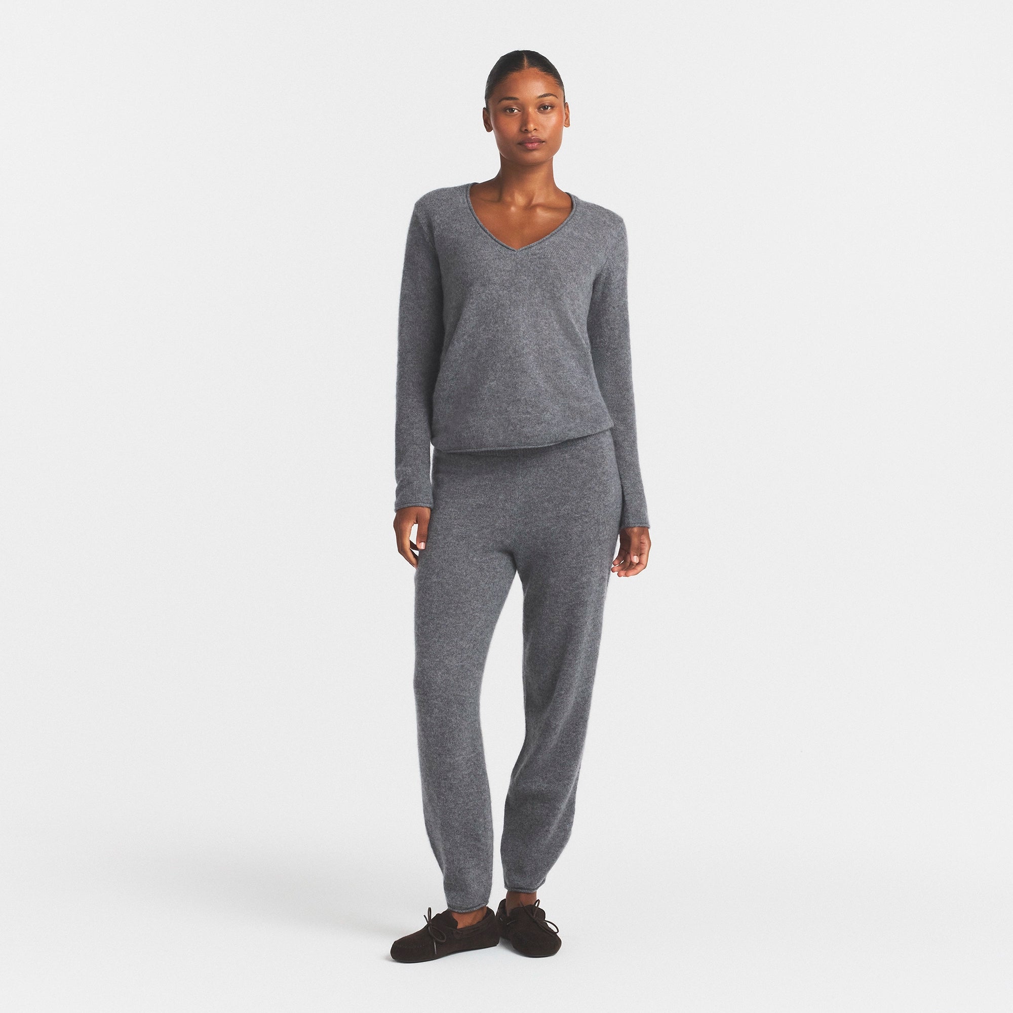 AIRY CASHMERE V-NECK PULLOVER | DARK HEATHER GREY ON A MODEL FRONT VIEW @ | FOCUS: 0.0, 1.0, 0.9