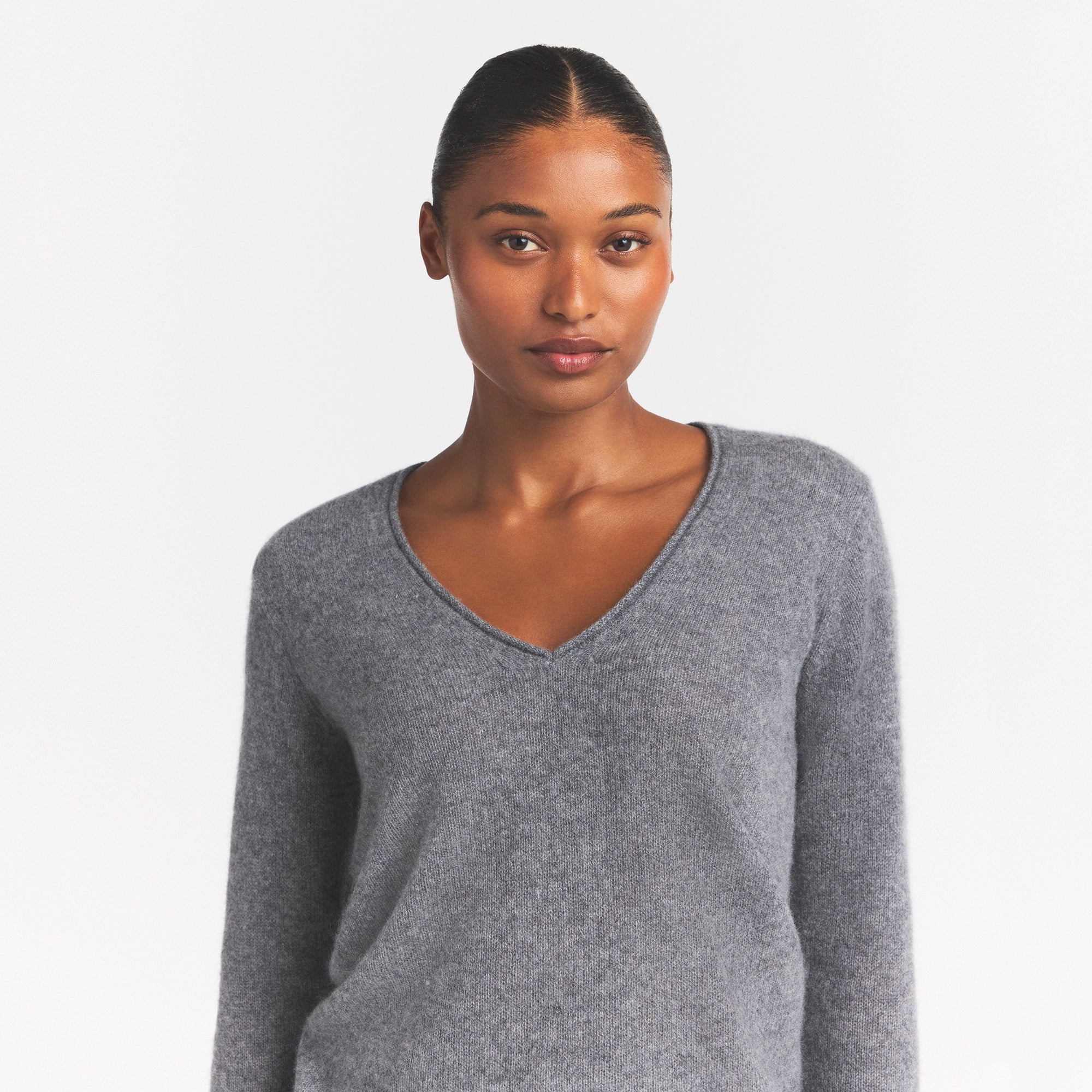 AIRY CASHMERE V-NECK PULLOVER | DARK HEATHER GREY ON A MODEL SIDE VIEW @ | FOCUS: 0.0, 1.0, 0.9