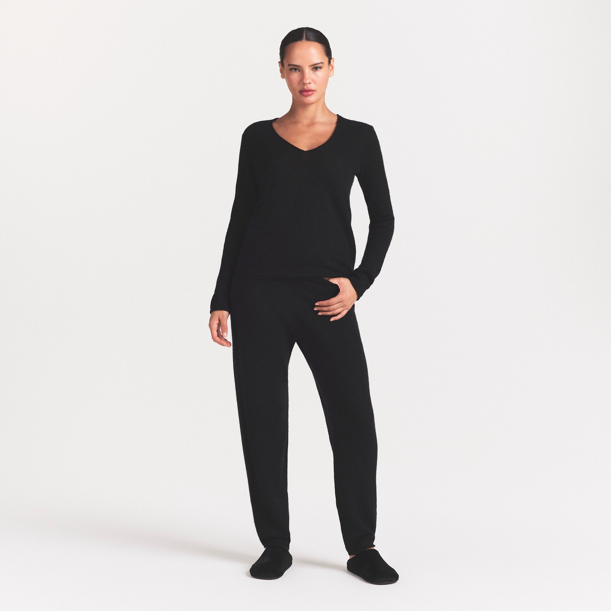AIRY CASHMERE V-NECK PULLOVER | ONYX ON A MODEL FRONT VIEW @ | FOCUS: 0.0, 1.0, 0.9