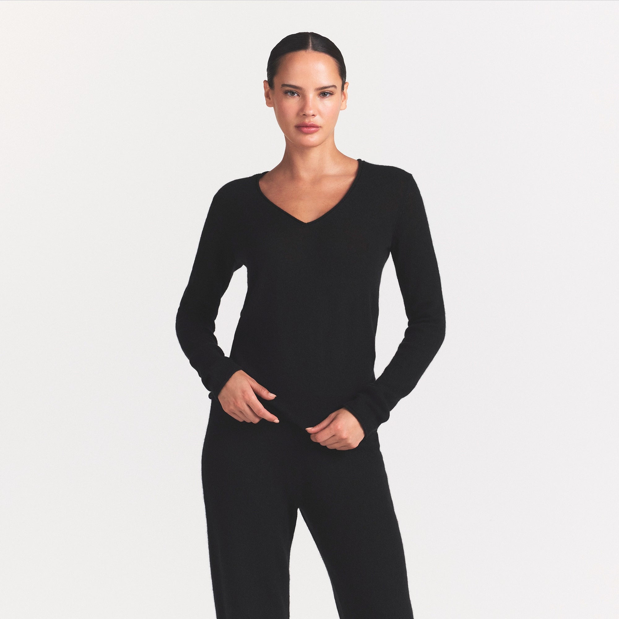 AIRY CASHMERE V-NECK PULLOVER | ONYX ON A MODEL SIDE VIEW @ | FOCUS: 0.0, 1.0, 0.9
