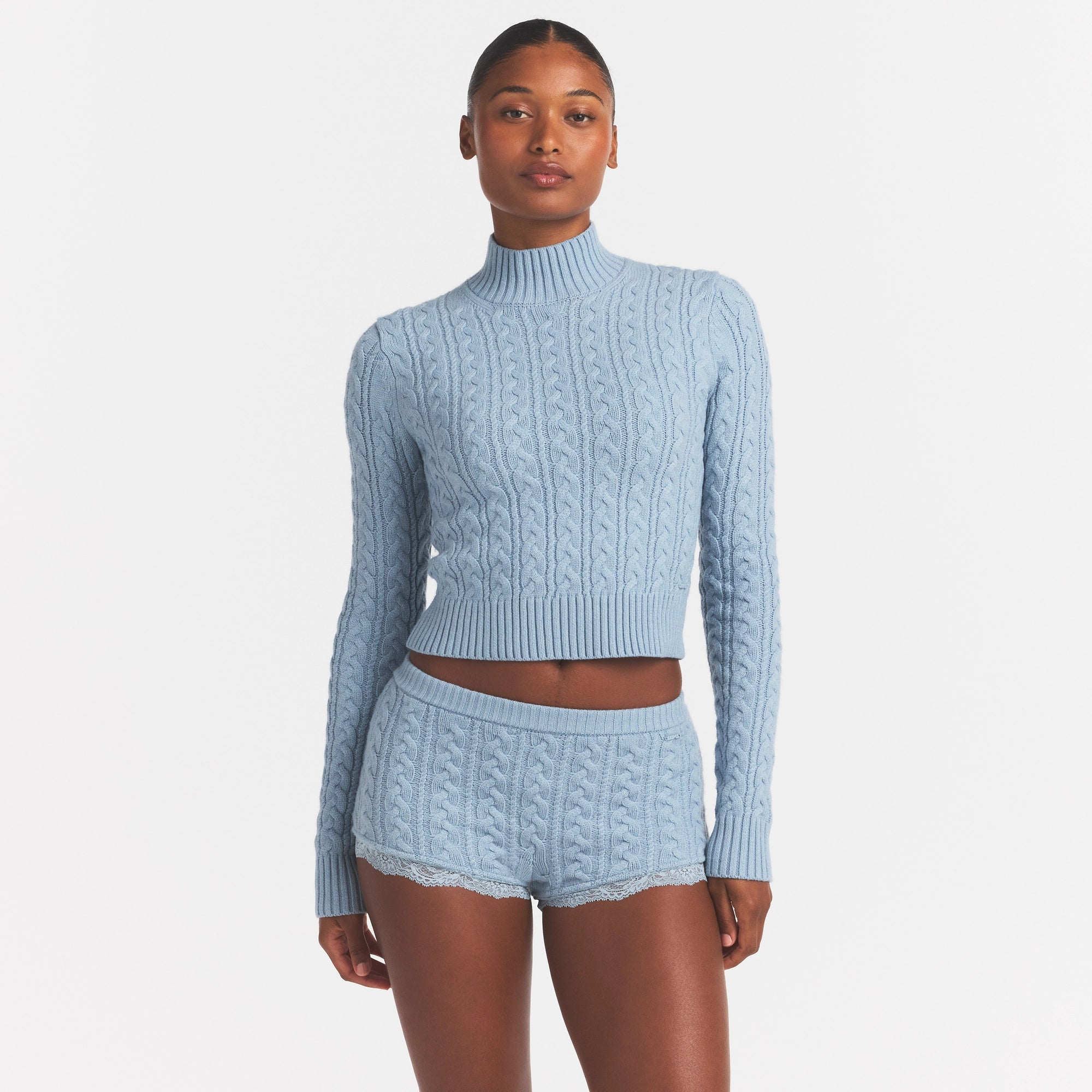 SWEATER KNIT TURTLENECK | FOG ON A MODEL SIDE VIEW @ | FOCUS: 0.0, 1.0, 0.9