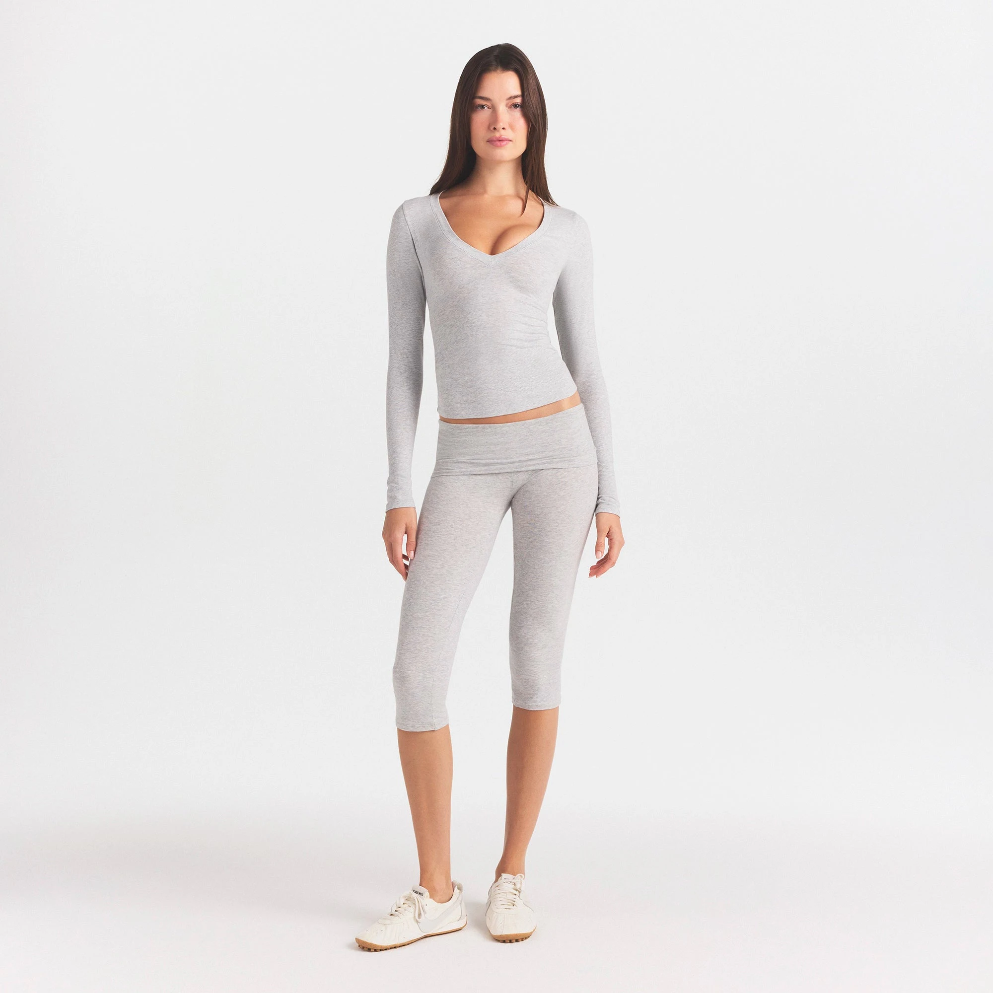 COTTON JERSEY V NECK LONG SLEEVE TOP | LIGHT HEATHER GREY ON A MODEL FRONT VIEW @ | FOCUS: 0.0, 1.0, 0.9