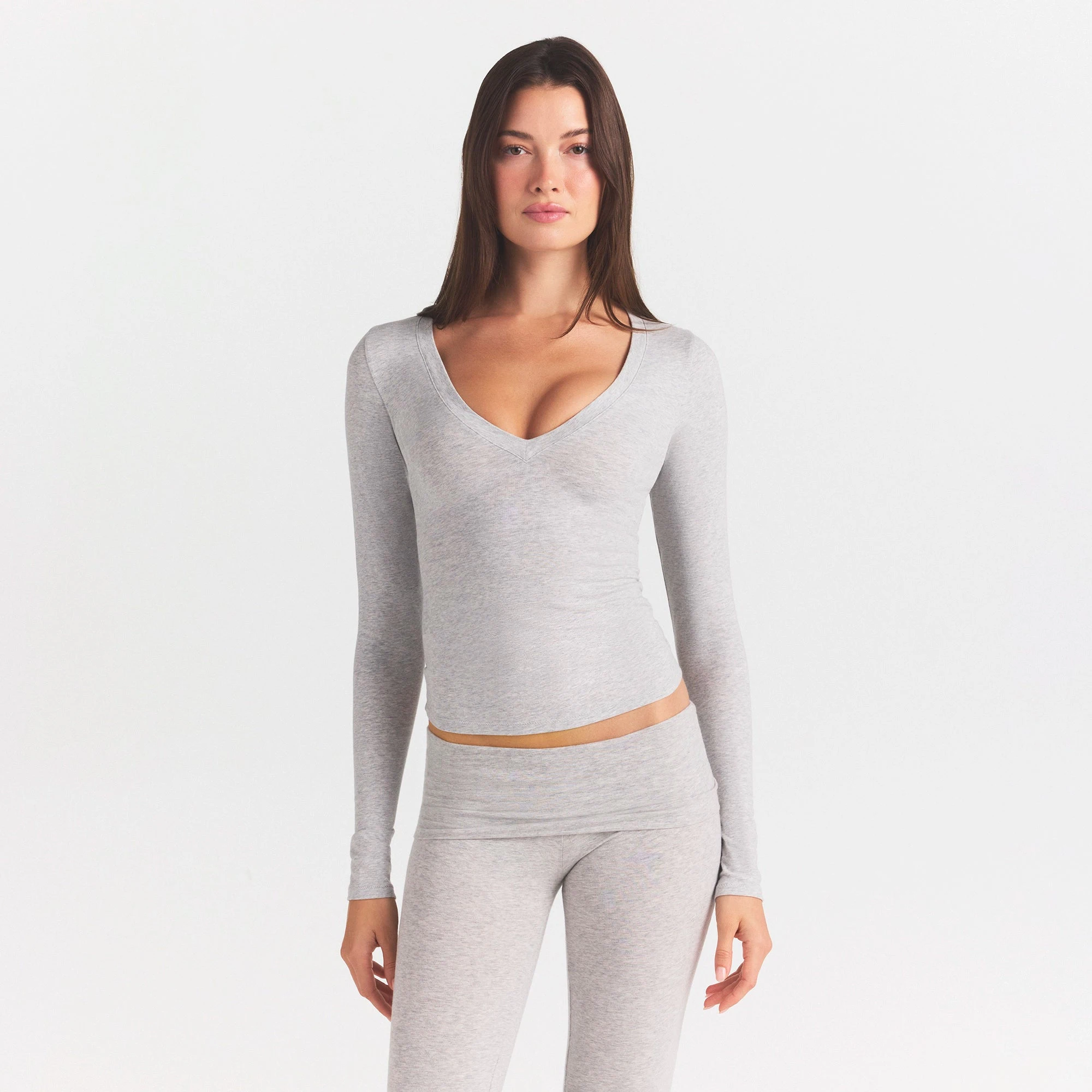 COTTON JERSEY V NECK LONG SLEEVE TOP | LIGHT HEATHER GREY ON A MODEL SIDE VIEW @ | FOCUS: 0.0, 1.0, 0.9
