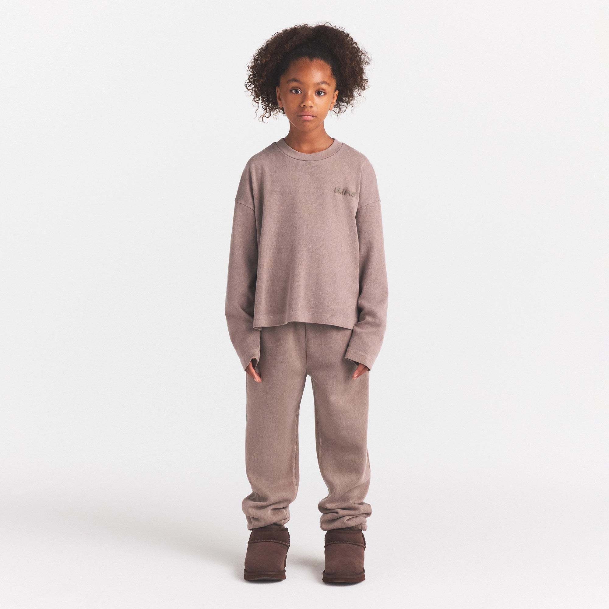 KIDS COTTON JERSEY LONG SLEEVE T-SHIRT | UMBER ON A MODEL FRONT VIEW @ | FOCUS: 0.0, 1.0, 0.9