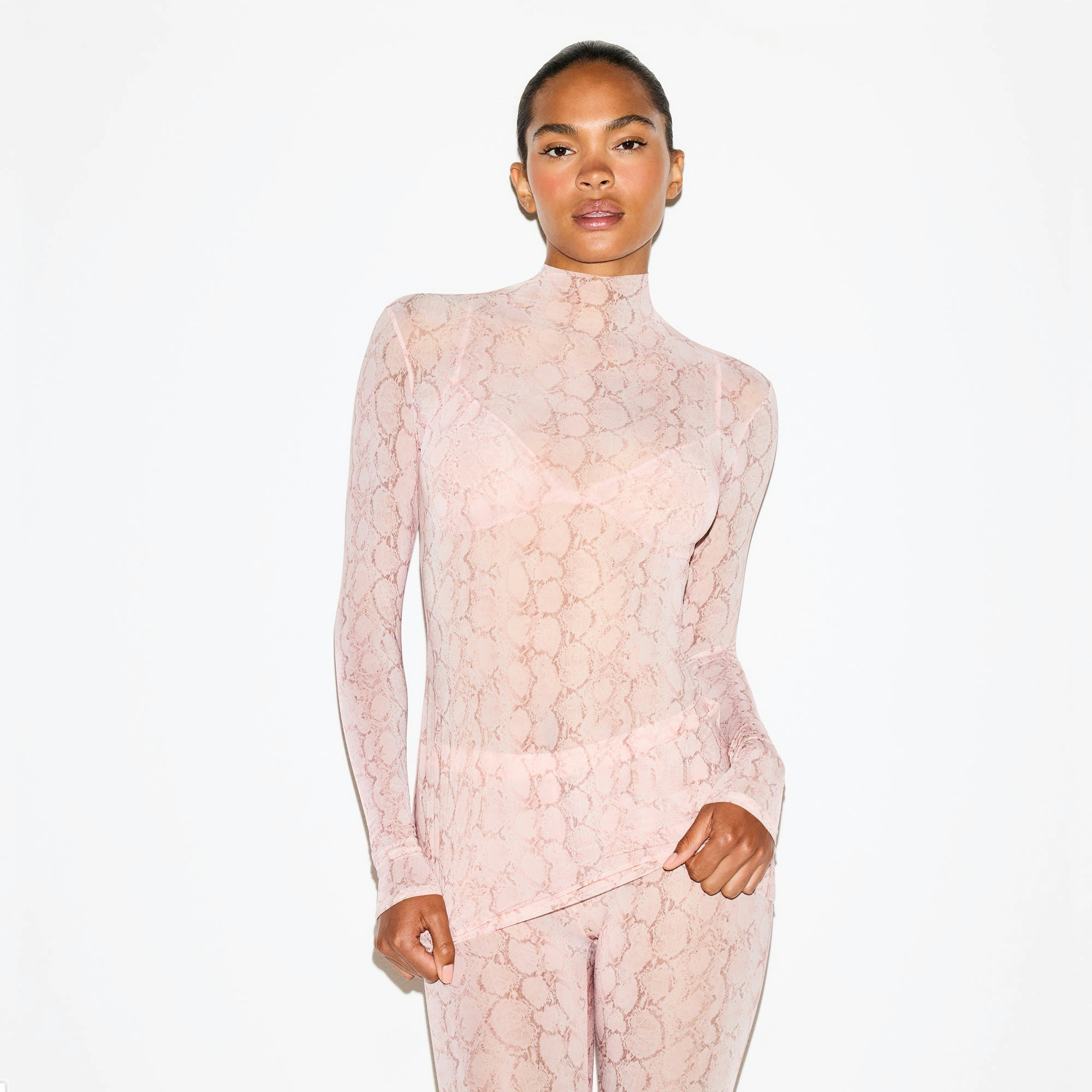 MILKY SHEER TUNIC | ROSE PASTEL SNAKE PRINT ON A MODEL SIDE VIEW @ | FOCUS: 0.0, 1.0, 0.9