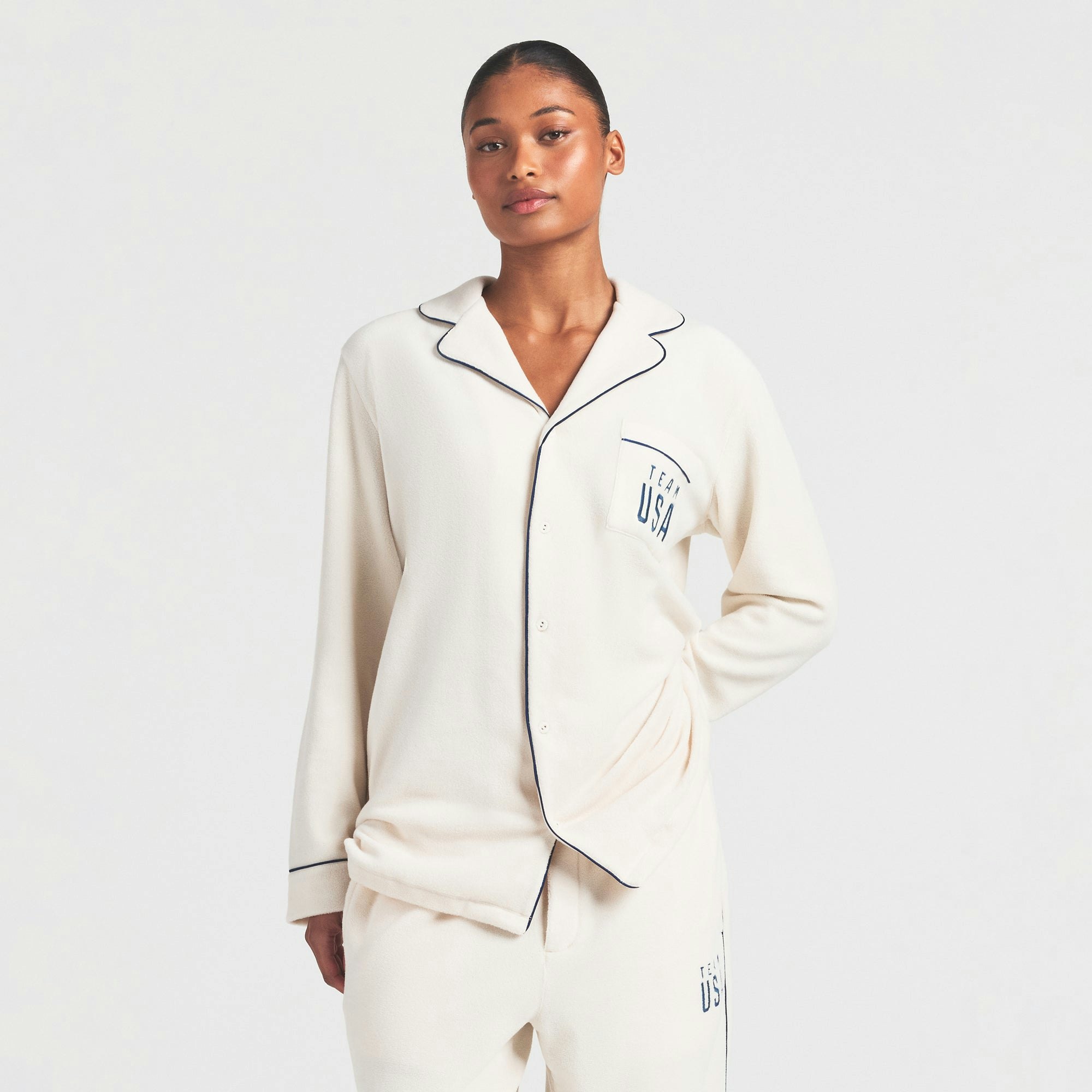 SKIMS FOR TEAM USA UNISEX FLEECE OLYMPIC OVERSIZED SLEEP TOP | ECRU ON A MODEL SIDE VIEW @ | FOCUS: 0.0, 1.0, 0.9