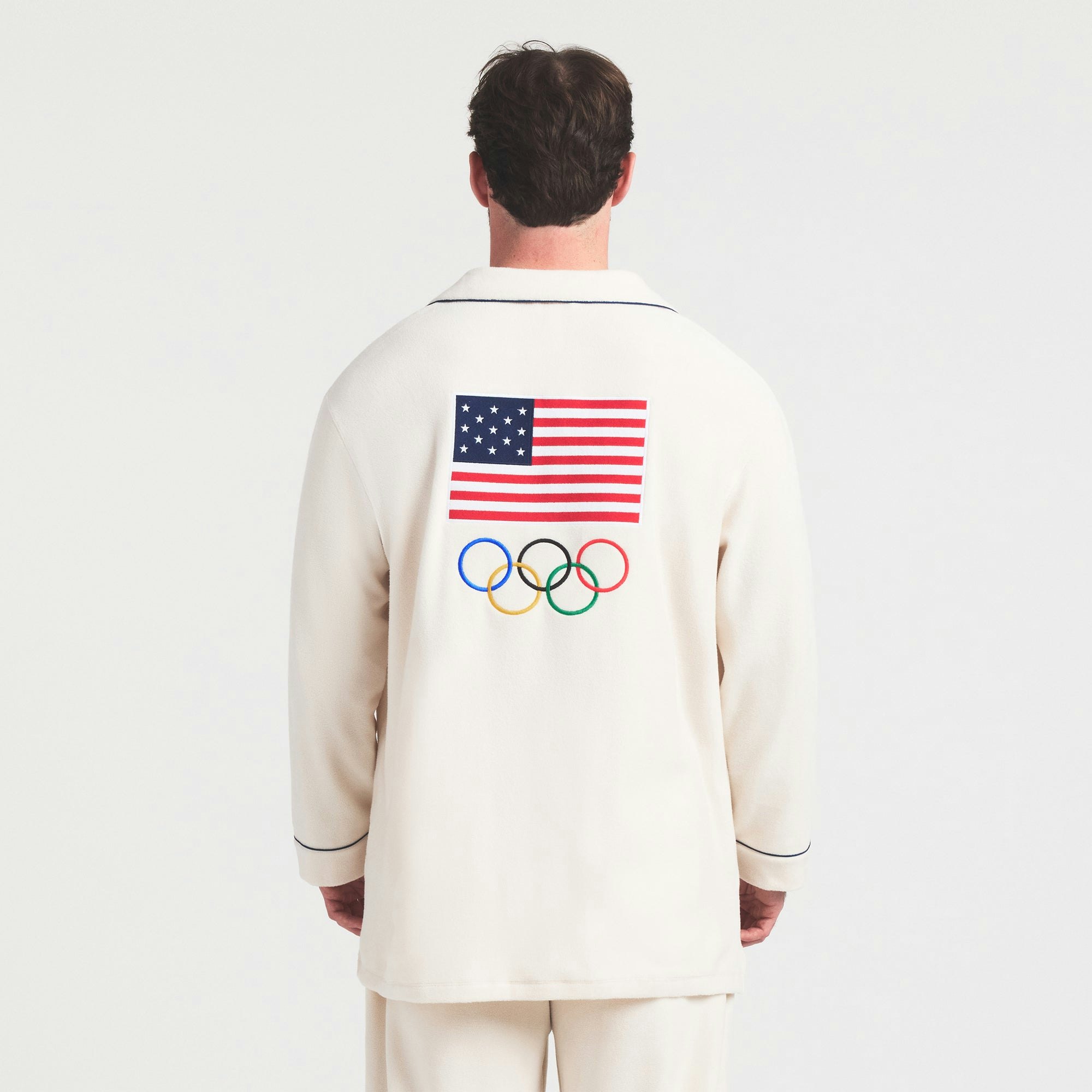 SKIMS FOR TEAM USA UNISEX FLEECE OLYMPIC OVERSIZED SLEEP TOP | ECRU ON A MODEL SIDE VIEW @ | FOCUS: 0.0, 1.0, 0.9
