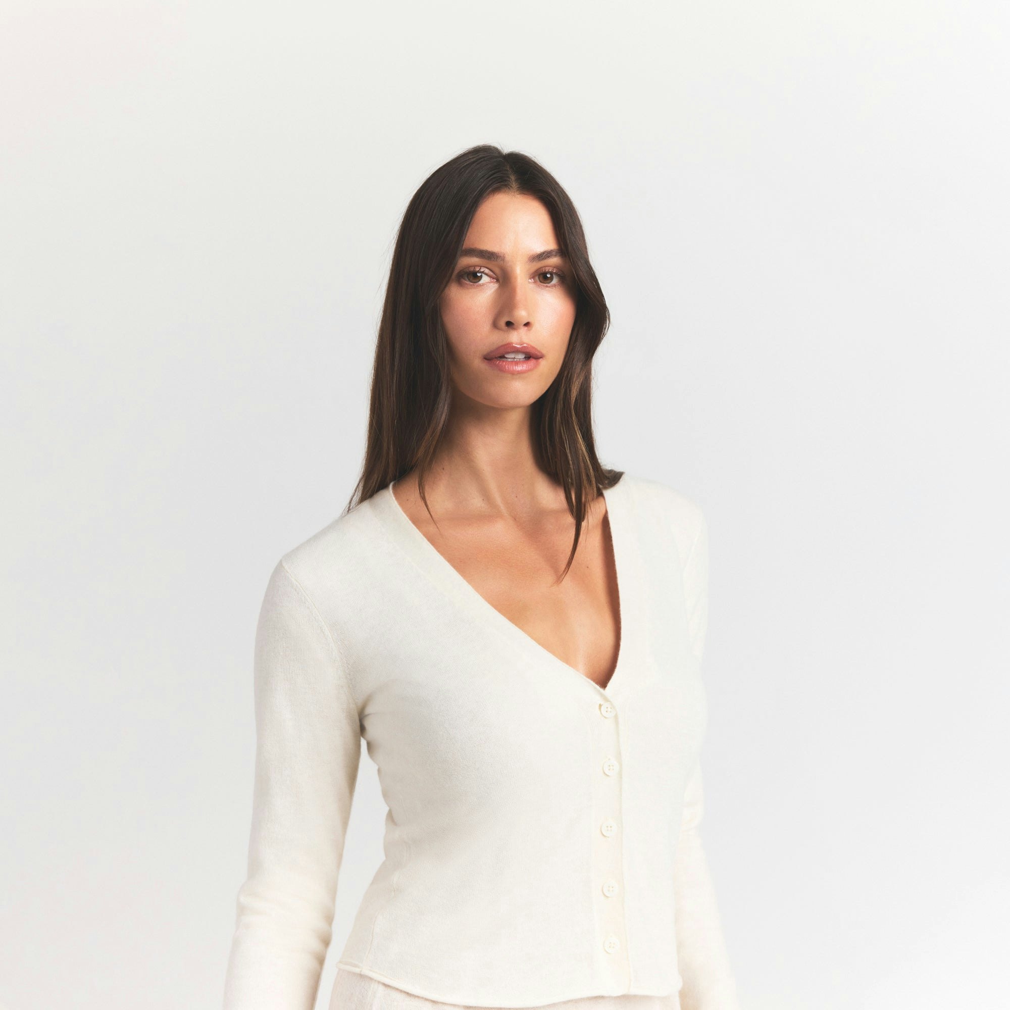 FEATHERWEIGHT CASHMERE CARDIGAN | EGRET ON A MODEL SIDE VIEW S | FOCUS: 0.0, 1.0, 0.9