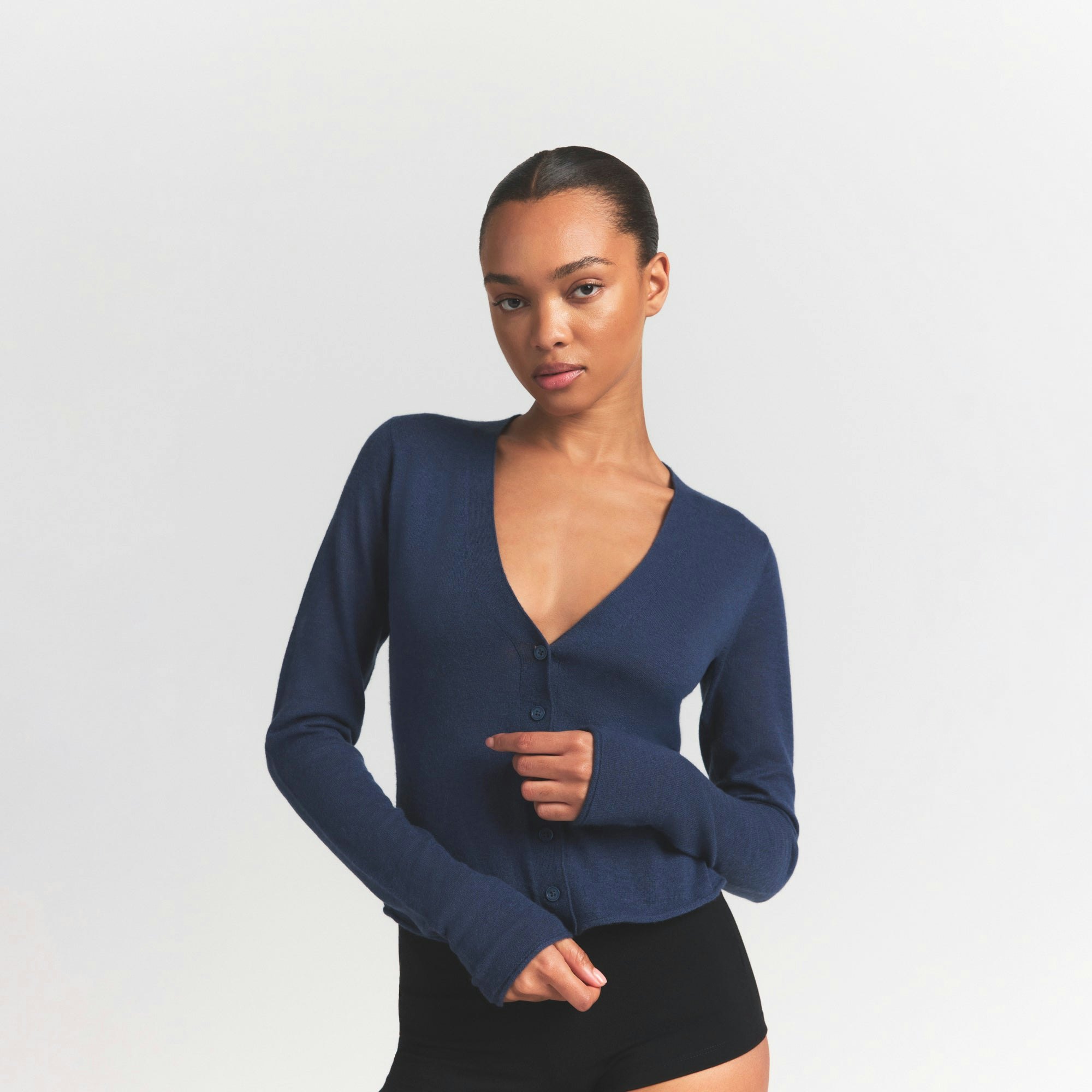 FEATHERWEIGHT CASHMERE CARDIGAN | INDIGO ON A MODEL SIDE VIEW @ | FOCUS: 0.9, 0.1, 0.7