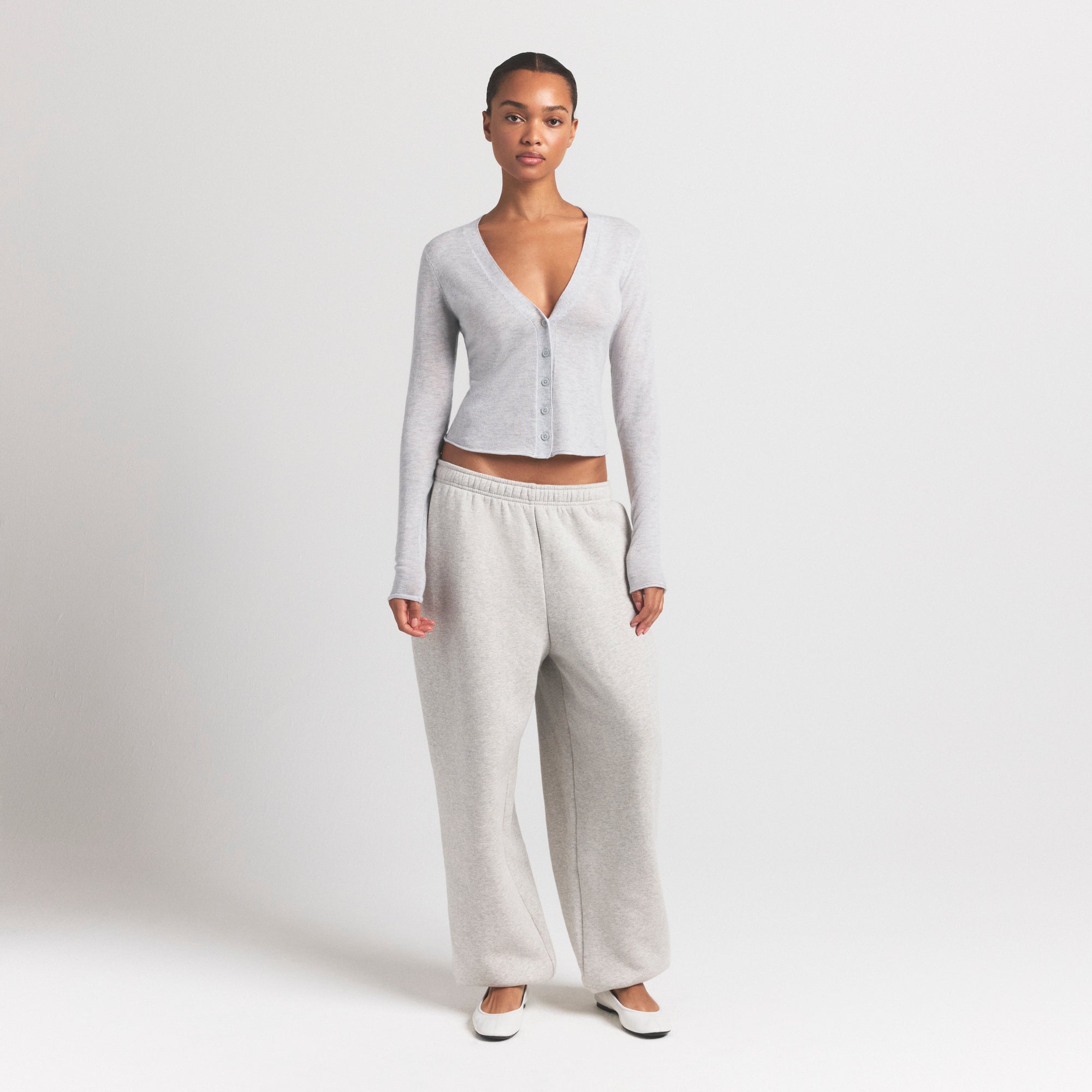 FEATHERWEIGHT CASHMERE CARDIGAN | LIGHT HEATHER GREY ON A MODEL FRONT VIEW @ | FOCUS: 0.9, 0.1, 0.7