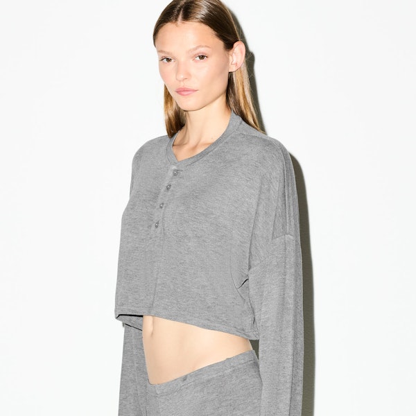 LIGHTWEIGHT MODAL CROPPED HENLEY | DARK HEATHER GREY ON A MODEL SIDE VIEW @ | FOCUS: 0.0, 1.0, 0.9
