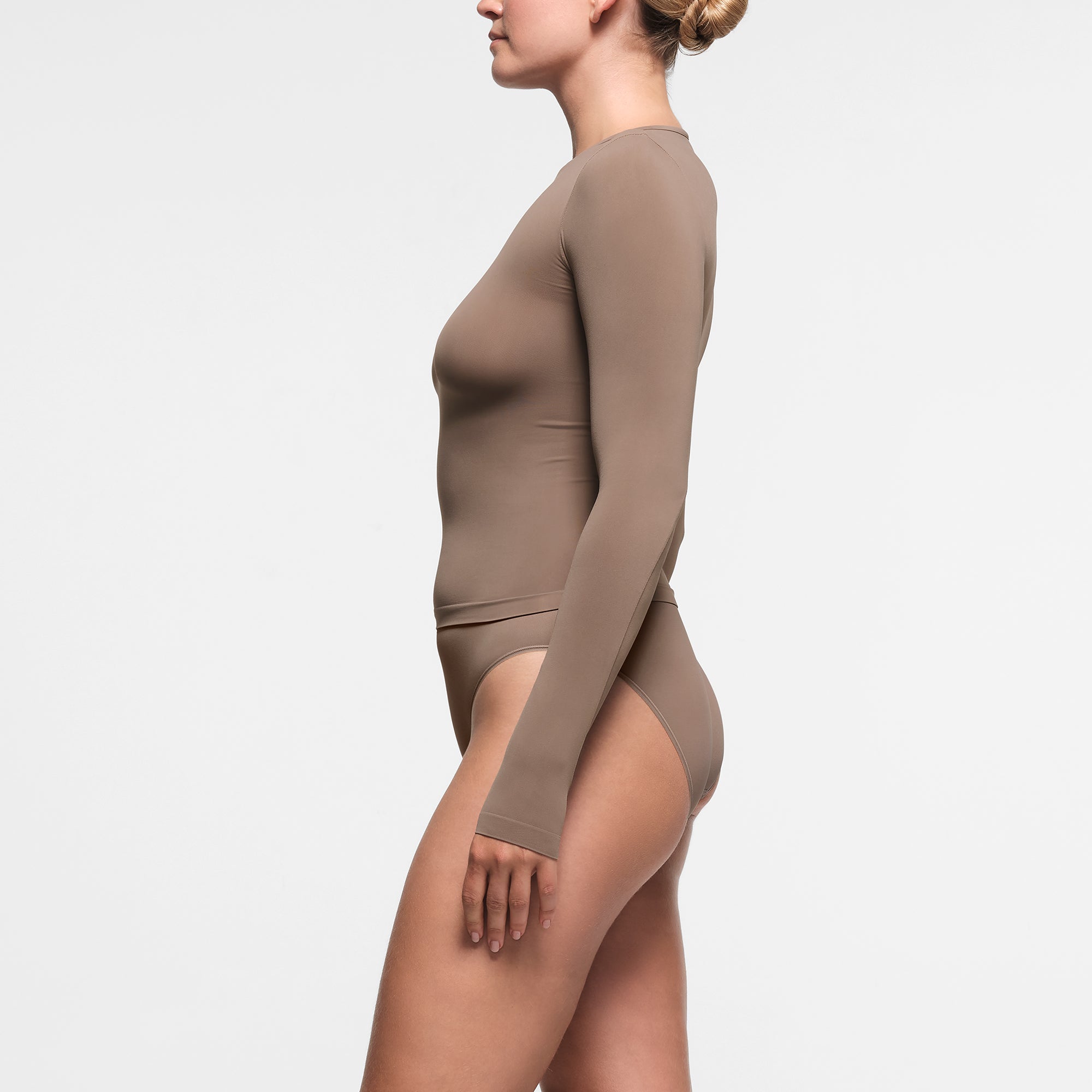 SOFT SMOOTHING SEAMLESS LONG SLEEVE T-SHIRT | TRUFFLE | XXS