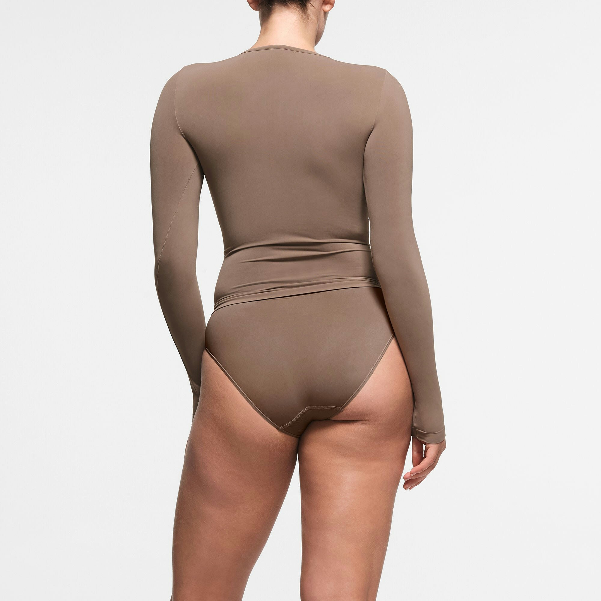 SOFT SMOOTHING SEAMLESS LONG SLEEVE T-SHIRT | TRUFFLE