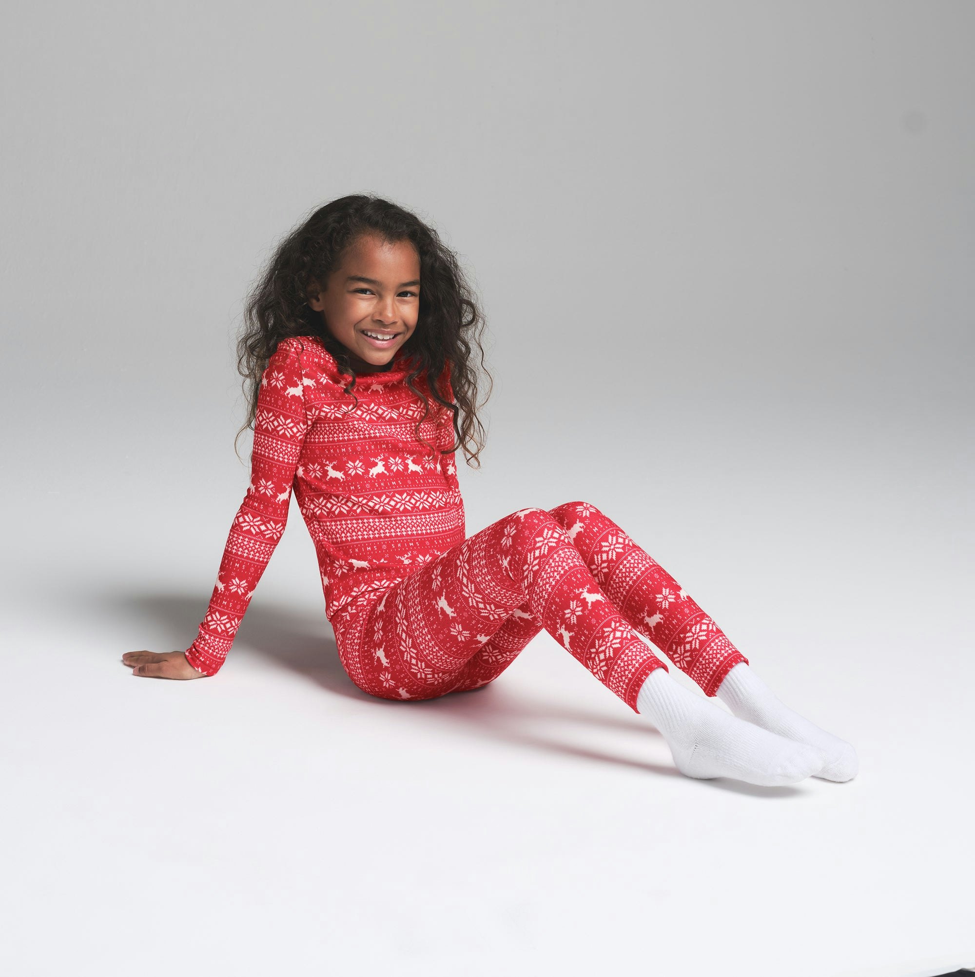 LOGO PLUSH POINTELLE KIDS LONG SLEEVE SET | RED DEER FAIR ISLE ON A MODEL SIDE VIEW