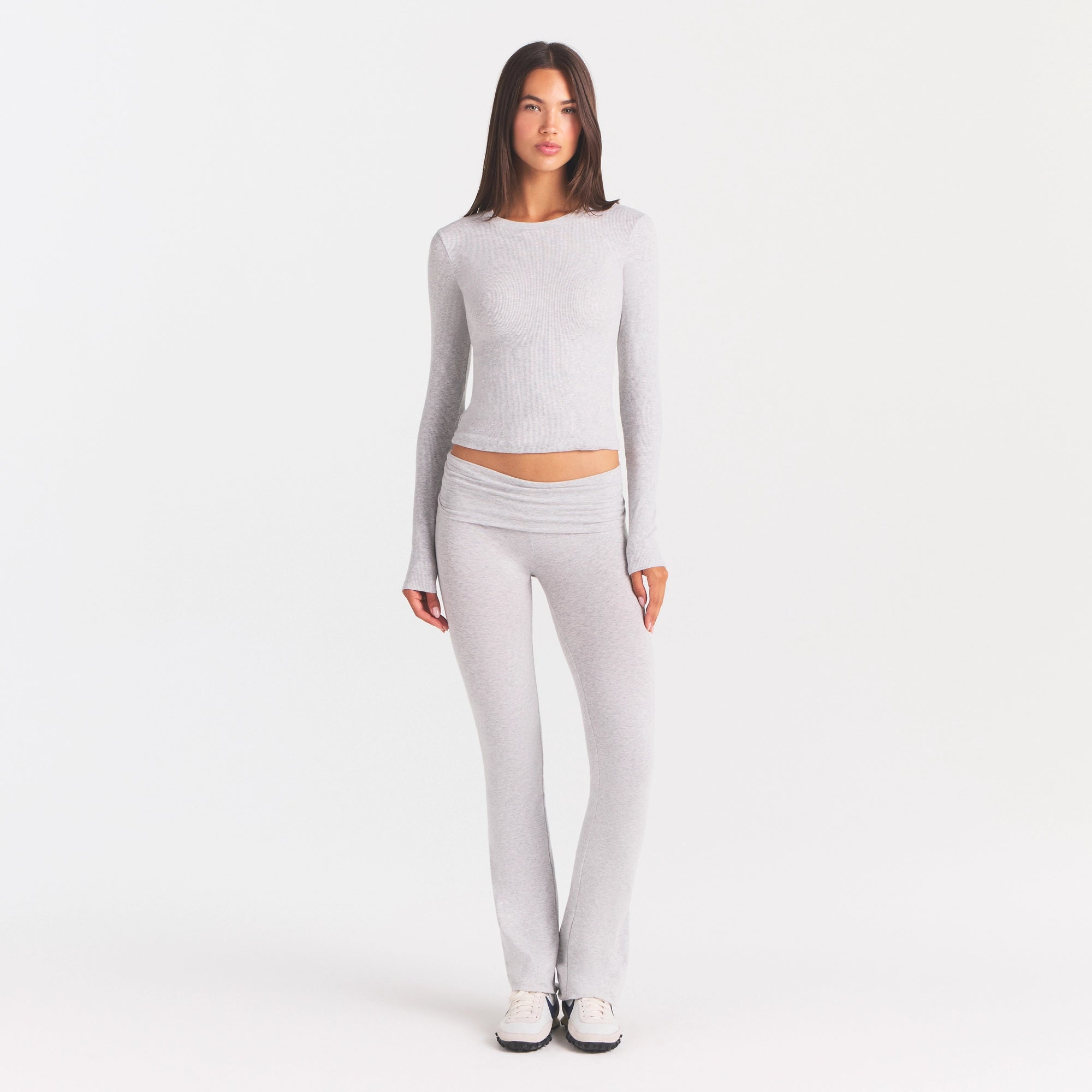 COTTON RIB LONG SLEEVE T-SHIRT | LIGHT HEATHER GREY ON A MODEL FRONT VIEW @ | FOCUS: 0.0, 1.0, 0.9