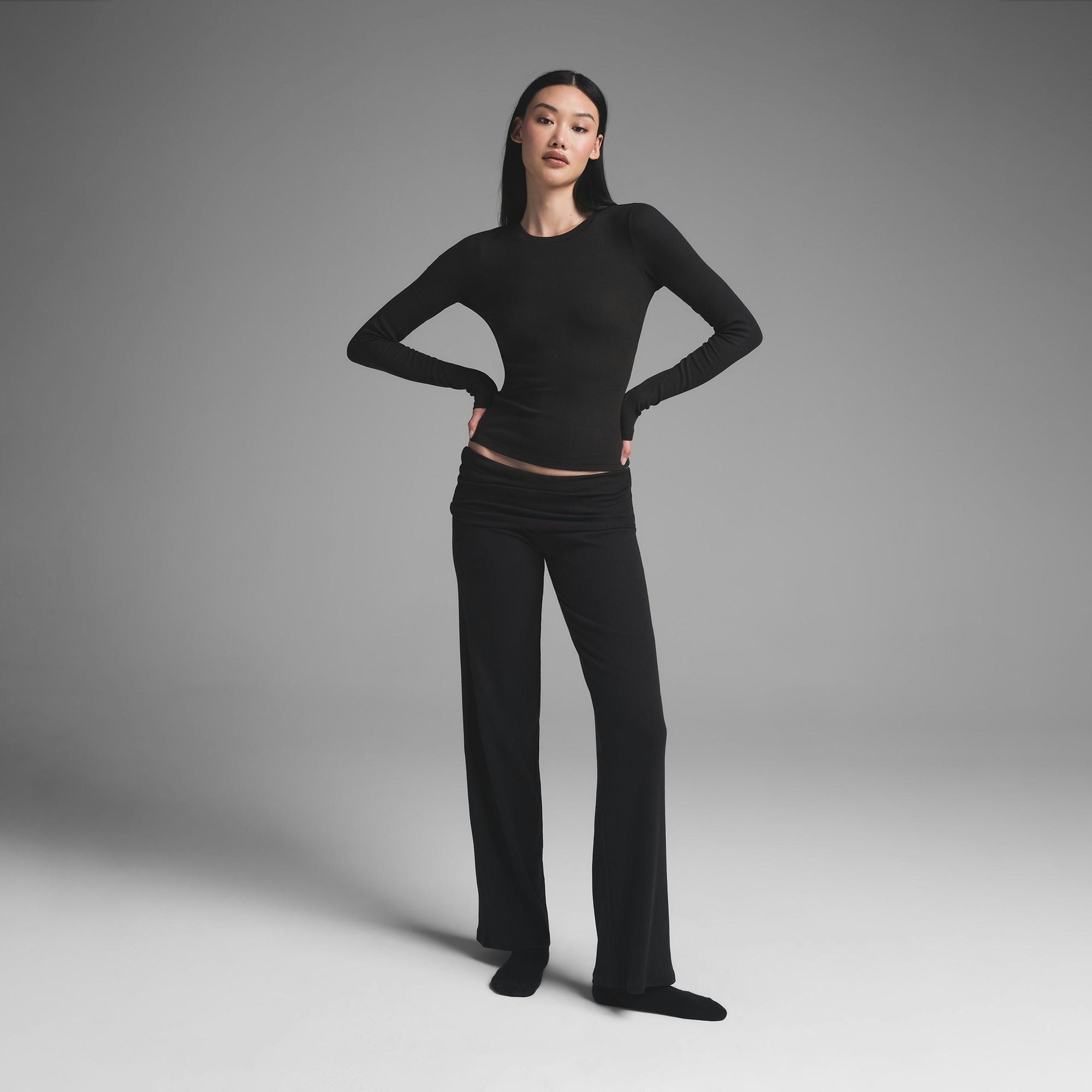 COTTON RIB LONG SLEEVE T-SHIRT | SOOT ON A MODEL FRONT VIEW | FOCUS: 0.9, 0.1, 0.7