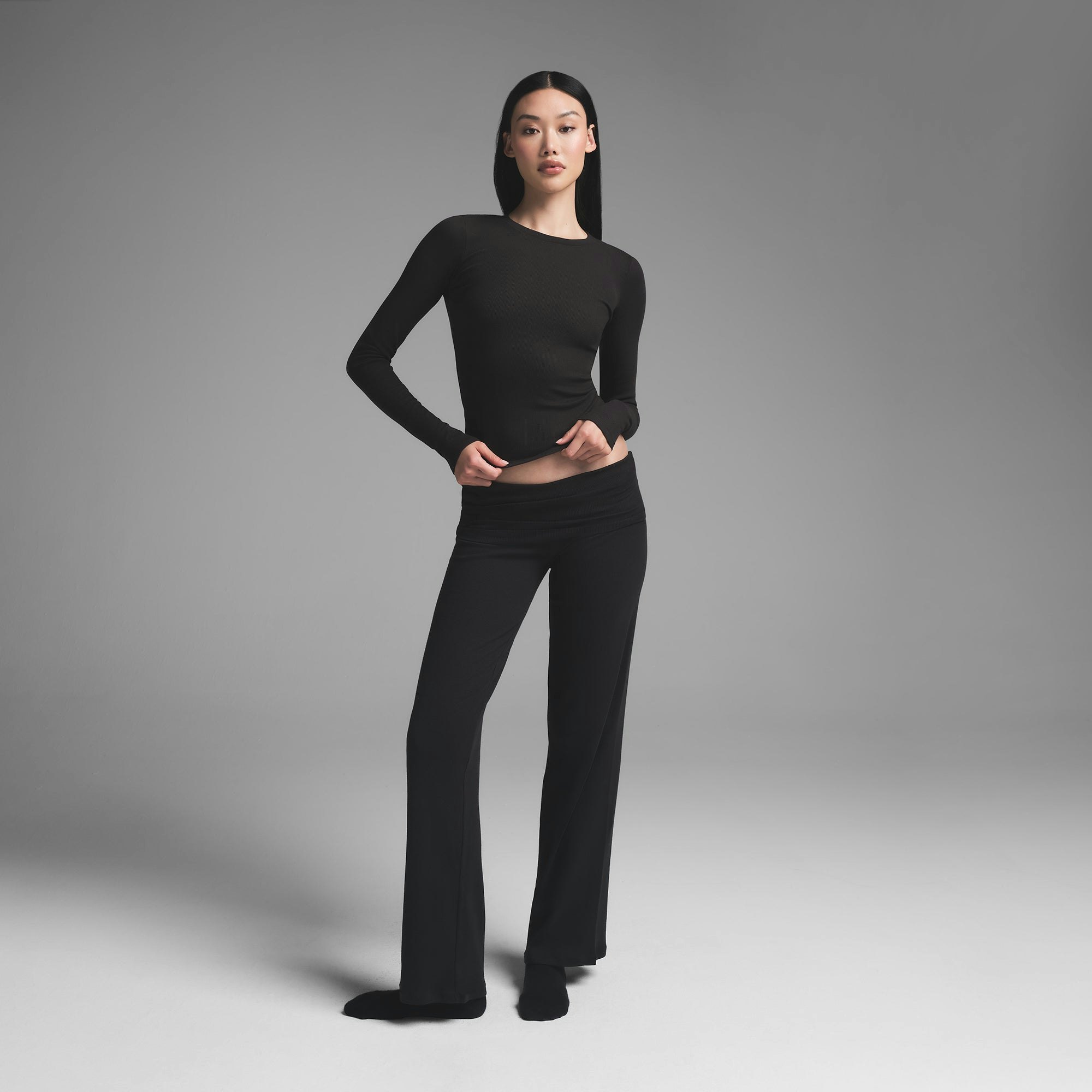 COTTON RIB LONG SLEEVE T-SHIRT | SOOT ON A MODEL FRONT VIEW  | FOCUS: 0.9, 0.1, 0.7