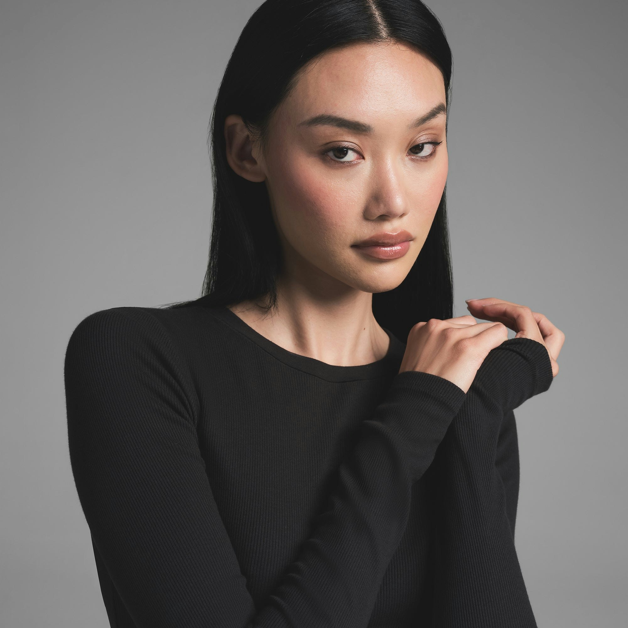 COTTON RIB LONG SLEEVE T-SHIRT | SOOT ON A MODEL FRONT VIEW | FOCUS: 0.9, 0.1, 0.7
