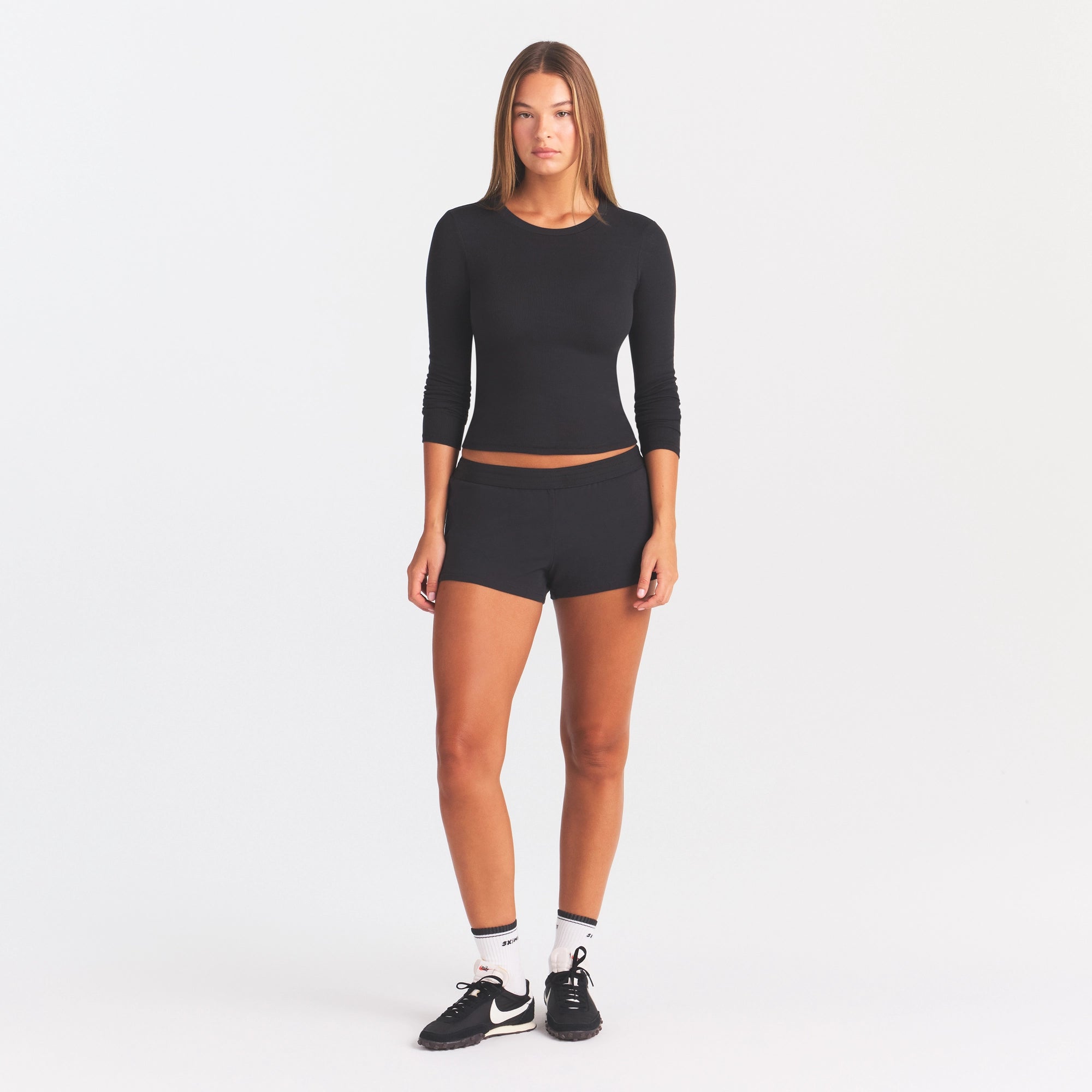 COTTON RIB LONG SLEEVE T-SHIRT | SOOT ON A MODEL FRONT VIEW @ | FOCUS: 0.0, 1.0, 0.9
