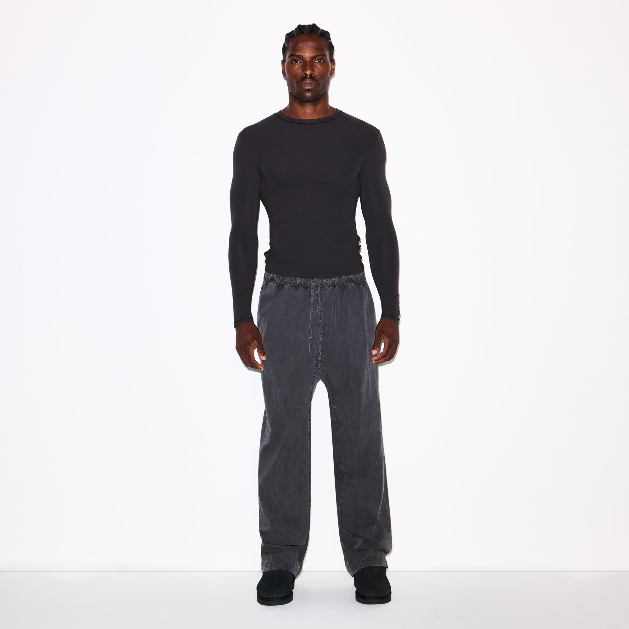 FITS EVERYBODY MENS SLIM LONG SLEEVE T-SHIRT | ONYX ON A MODEL FRONT VIEW @ | FOCUS: 0.0, 1.0, 0.9