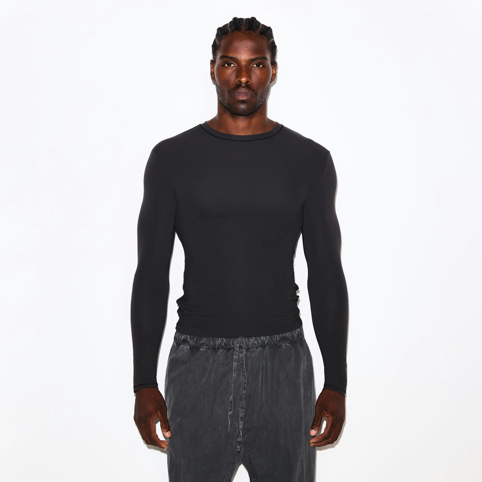 FITS EVERYBODY MENS SLIM LONG SLEEVE T-SHIRT | ONYX ON A MODEL SIDE VIEW @ | FOCUS: 0.0, 1.0, 0.9