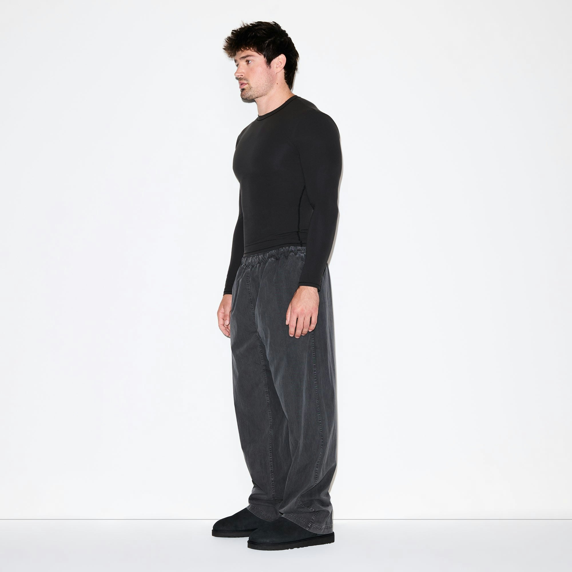 FITS EVERYBODY MENS SLIM LONG SLEEVE T-SHIRT | ONYX ON A MODEL FRONT VIEW @ | FOCUS: 0.0, 1.0, 0.9
