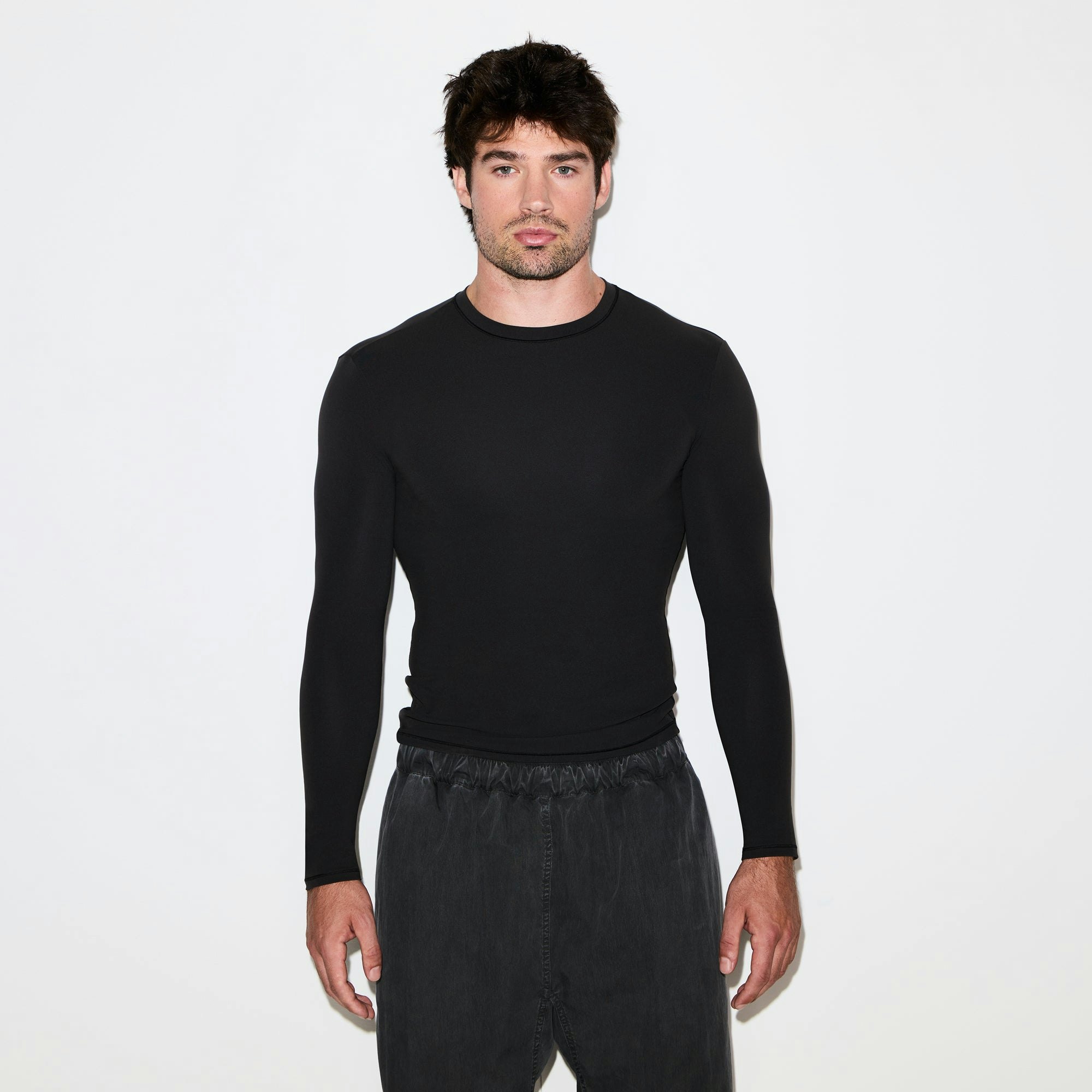 FITS EVERYBODY MENS SLIM LONG SLEEVE T-SHIRT | ONYX ON A MODEL SIDE VIEW @ | FOCUS: 0.0, 1.0, 0.9