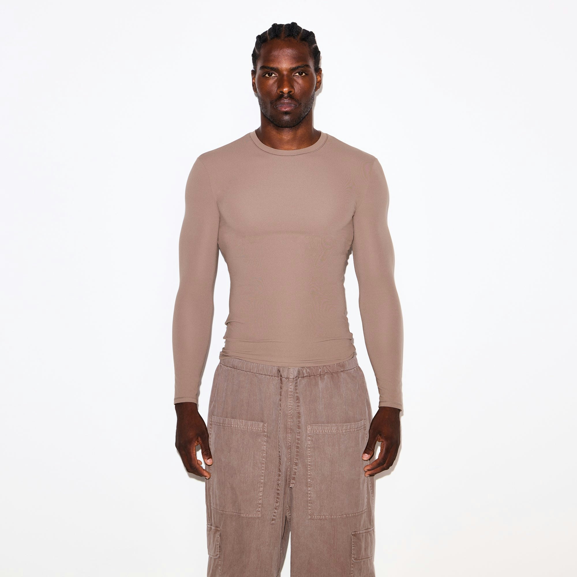 FITS EVERYBODY MENS SLIM LONG SLEEVE T-SHIRT | UMBER ON A MODEL SIDE VIEW @ | FOCUS: 0.0, 1.0, 0.9