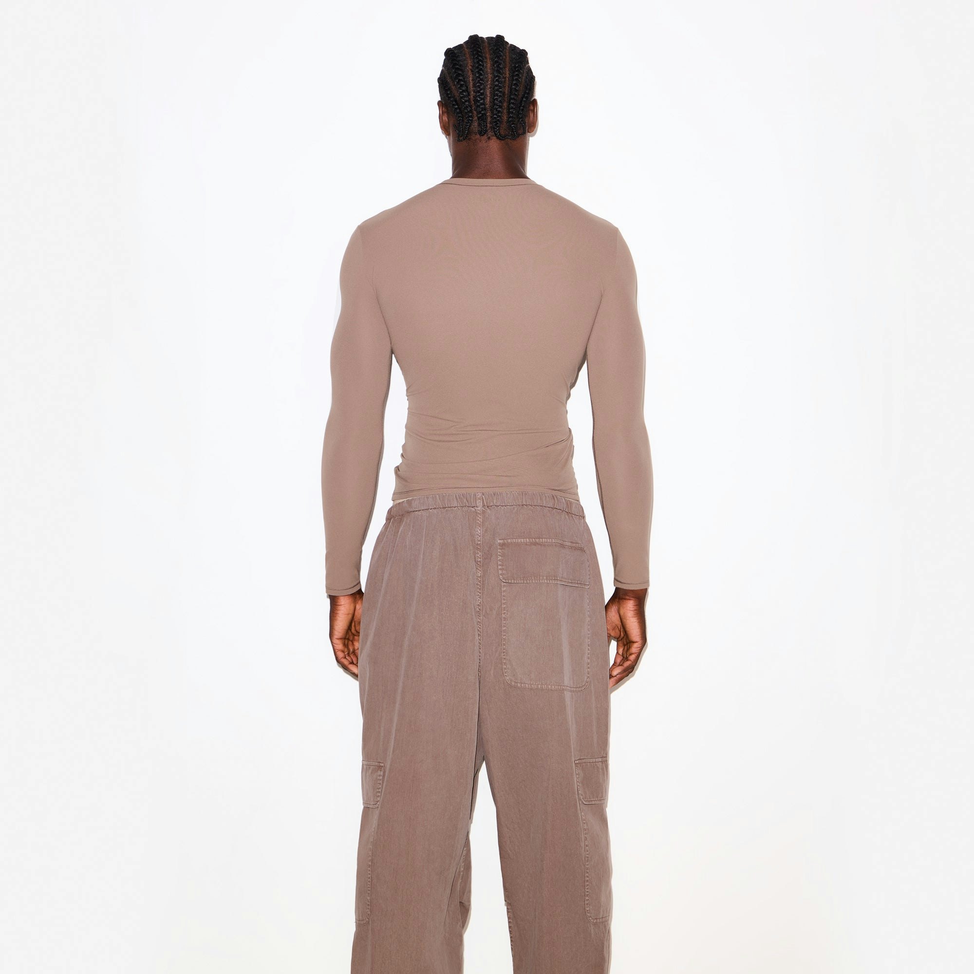 FITS EVERYBODY MENS SLIM LONG SLEEVE T-SHIRT | UMBER ON A MODEL SIDE VIEW @ | FOCUS: 0.0, 1.0, 0.9