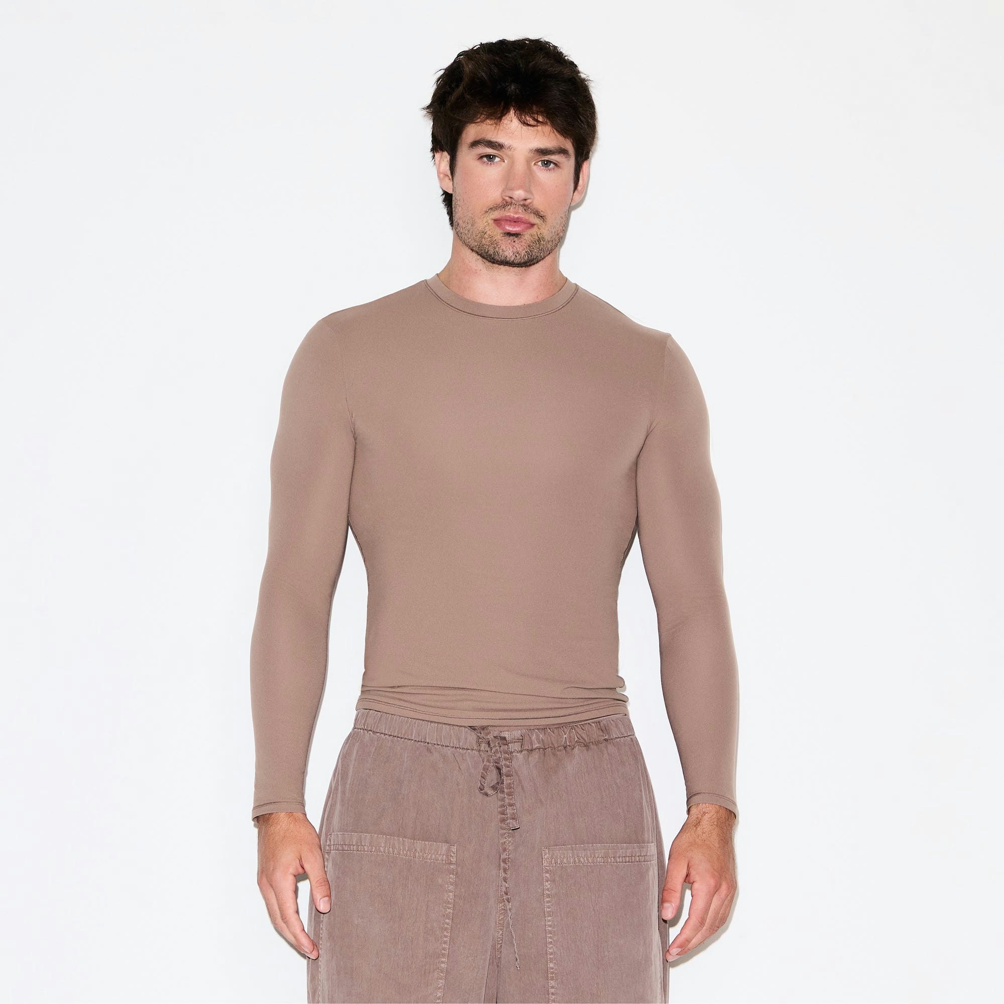 FITS EVERYBODY MENS SLIM LONG SLEEVE T-SHIRT | UMBER ON A MODEL SIDE VIEW @ | FOCUS: 0.0, 1.0, 0.9
