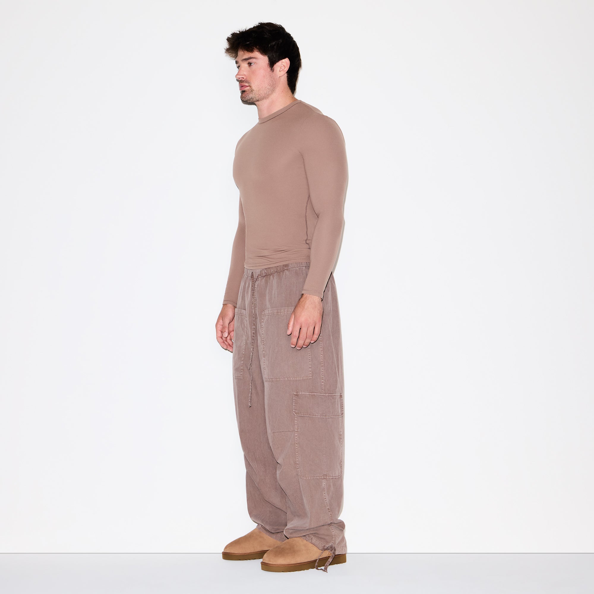 FITS EVERYBODY MENS SLIM LONG SLEEVE T-SHIRT | UMBER ON A MODEL FRONT VIEW @ | FOCUS: 0.0, 1.0, 0.9