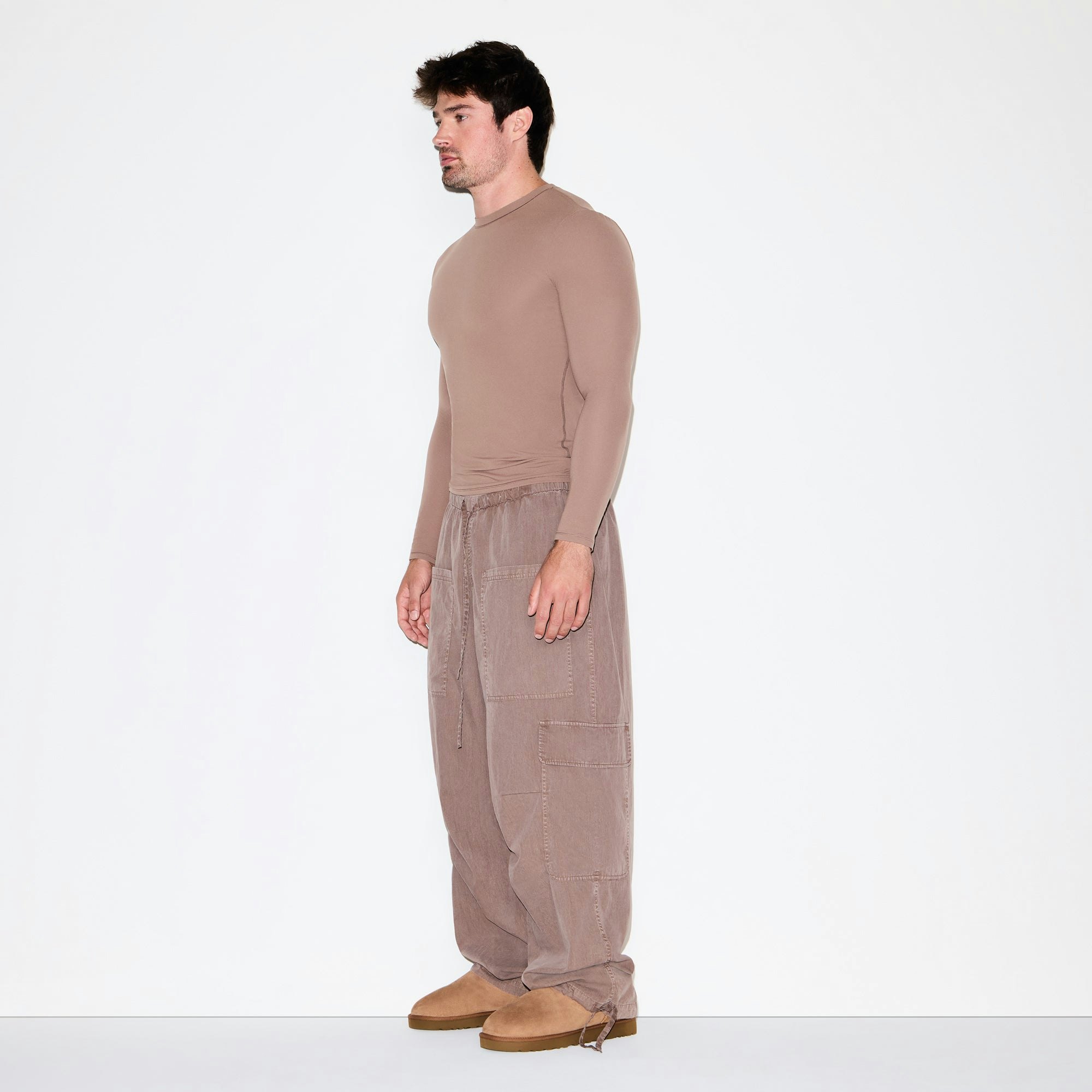 FITS EVERYBODY MENS SLIM LONG SLEEVE T-SHIRT | UMBER ON A MODEL FRONT VIEW @ | FOCUS: 0.0, 1.0, 0.9