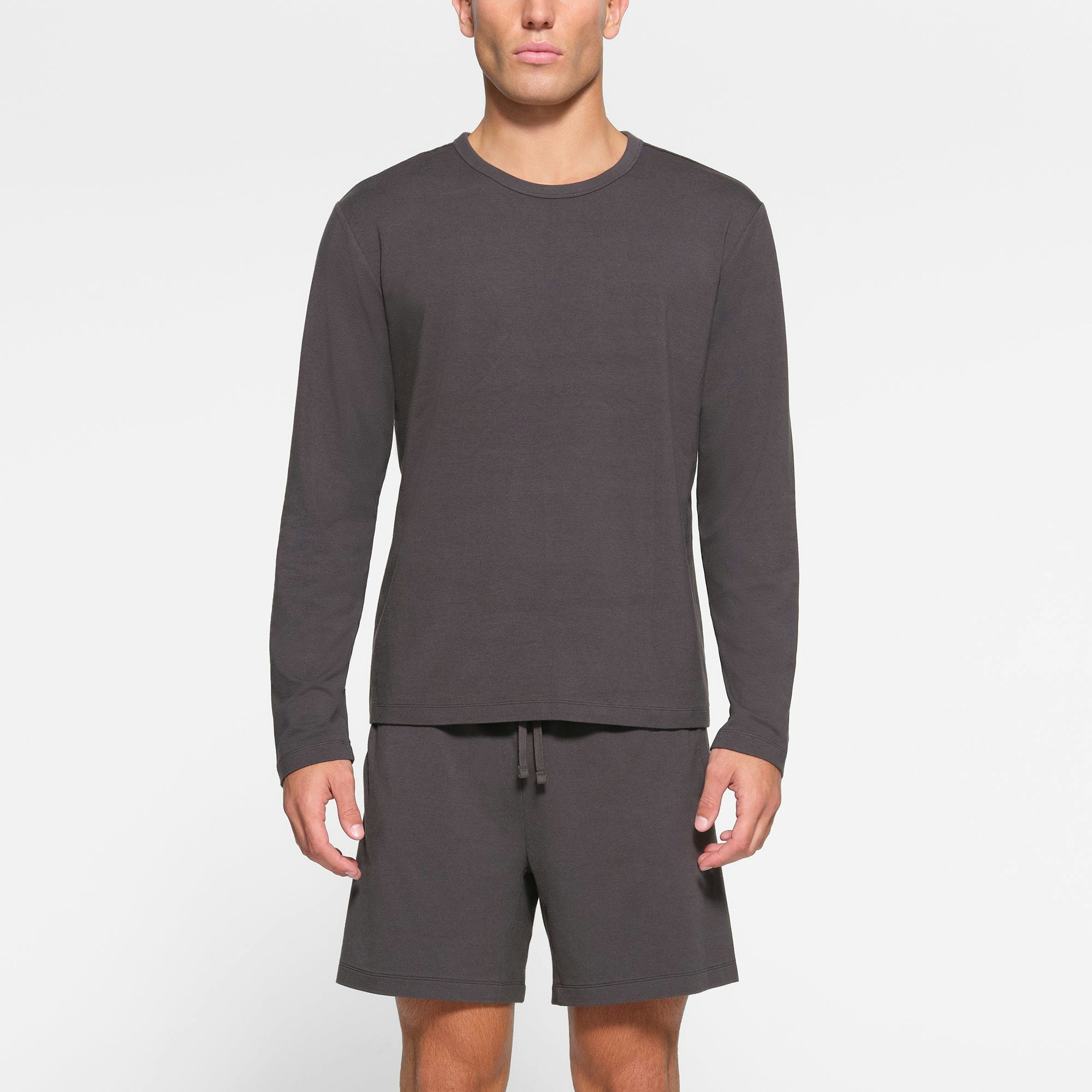 LOUNGE JERSEY MENS LONG SLEEVE T-SHIRT | ASH ON A MODEL FRONT VIEW