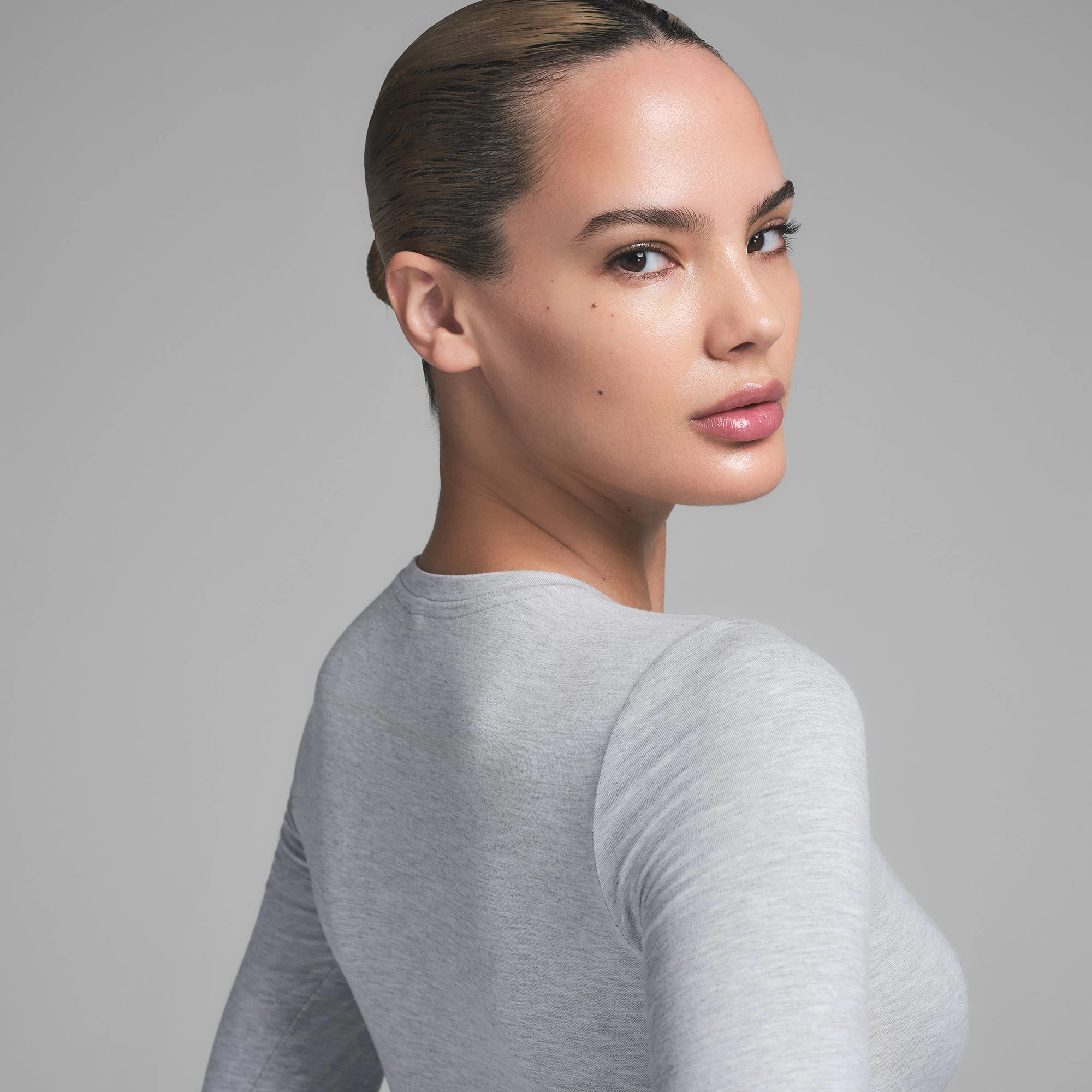 SKIMS SLEEP SUPER CROPPED LONG SLEEVE | LIGHT HEATHER GREY ON A MODEL SIDE VIEW