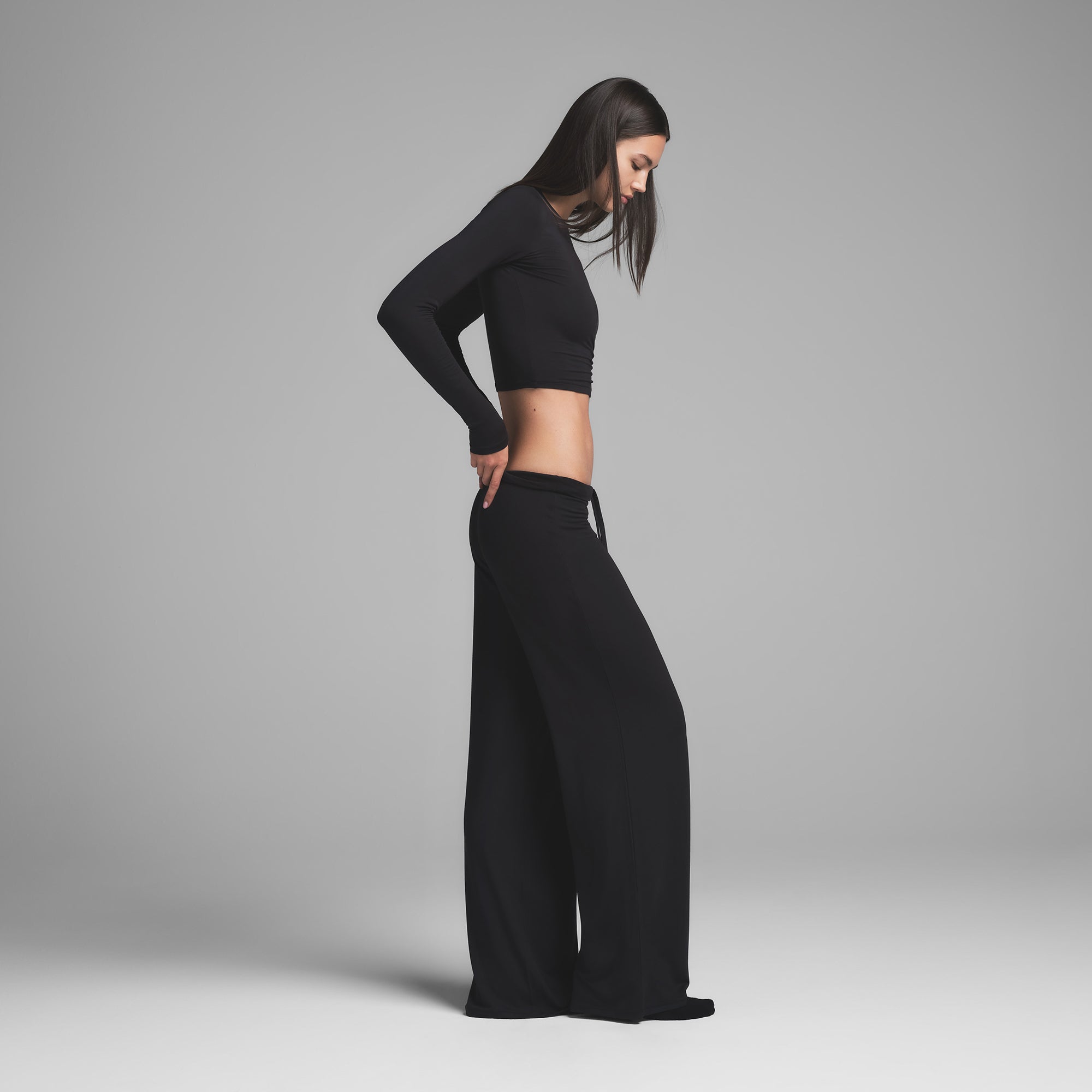 【人気急上昇】 SKIMS SLEEP SUPER CROPPED LONG SLEEVE | ONYX トップス