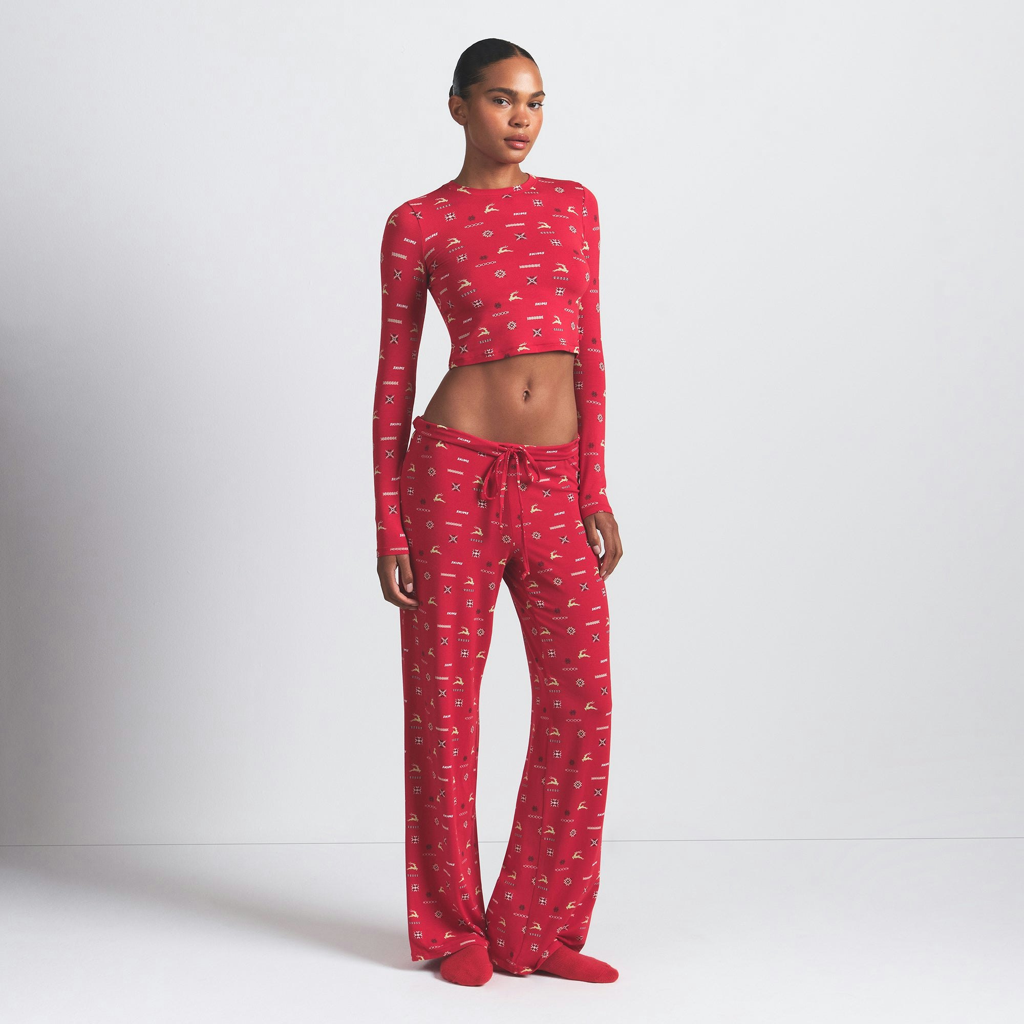 SKIMS SLEEP SUPER CROPPED LONG SLEEVE | CRANBERRY VINTAGE DEER PRINT ON A MODEL FRONT VIEW @ | FOCUS: 0.0, 1.0, 0.9