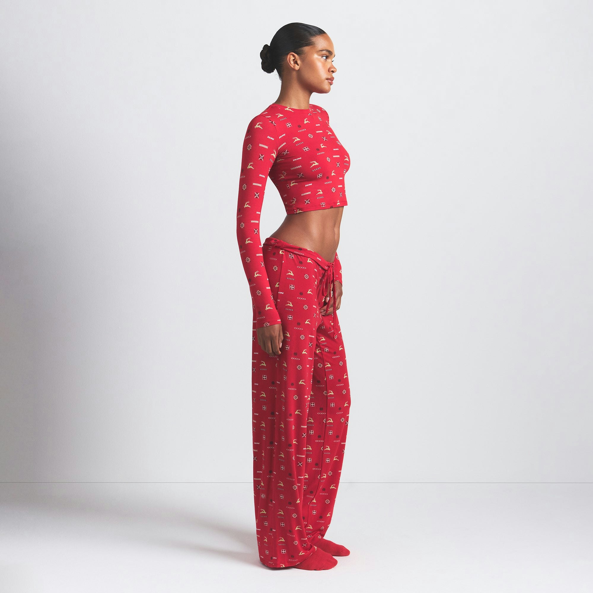 SKIMS SLEEP SUPER CROPPED LONG SLEEVE | CRANBERRY VINTAGE DEER PRINT ON A MODEL SIDE VIEW @ | FOCUS: 0.0, 1.0, 0.9