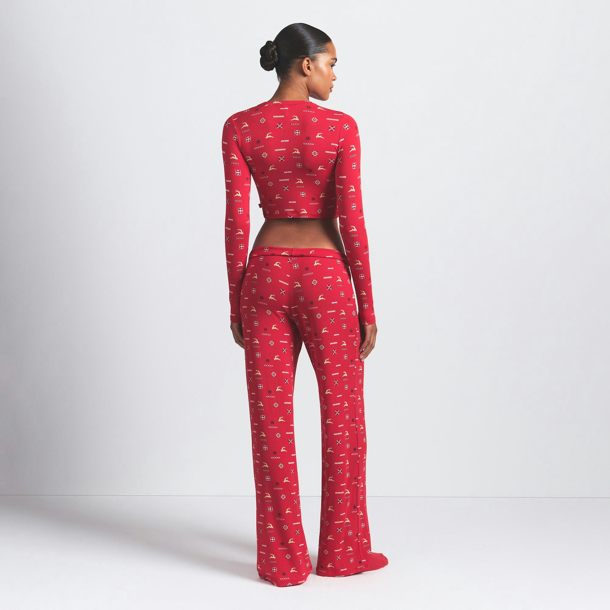 SKIMS SLEEP SUPER CROPPED LONG SLEEVE | CRANBERRY VINTAGE DEER PRINT ON A MODEL BACK VIEW @ | FOCUS: 0.0, 1.0, 0.9