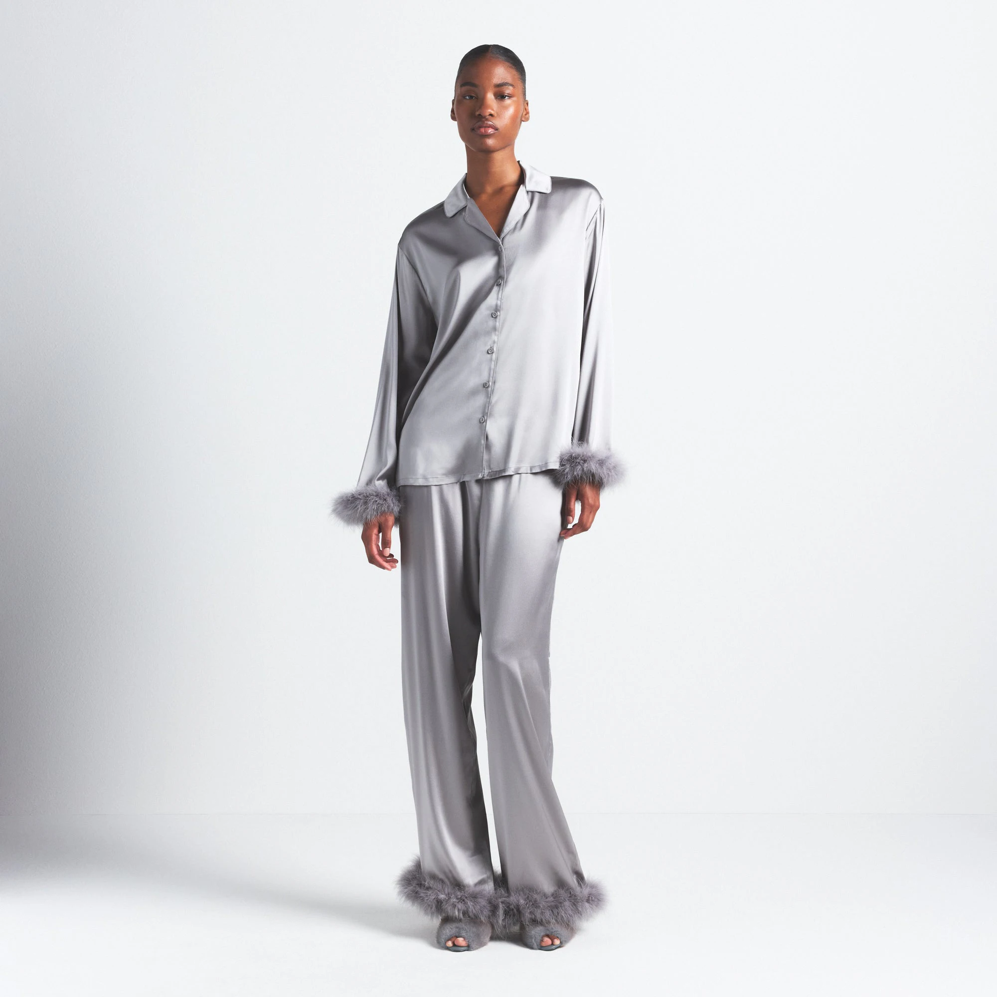 SILK FEATHER TRIM LONG SET | MIRROR ON A MODEL FRONT VIEW @ | FOCUS: 0.0, 1.0, 0.9