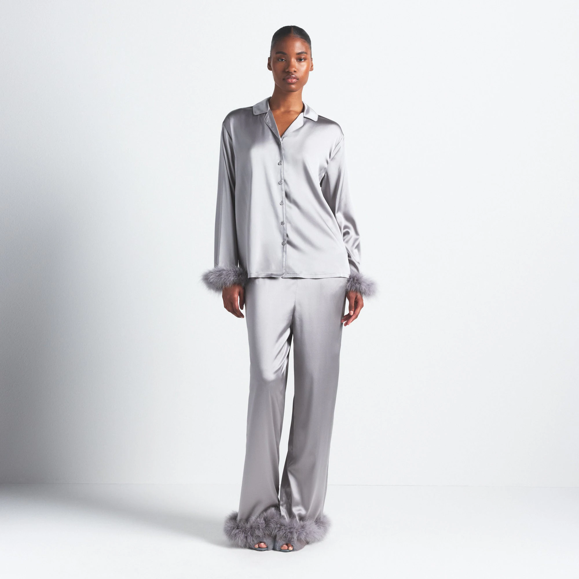 SILK FEATHER TRIM LONG SET | MIRROR ON A MODEL FRONT VIEW @ | FOCUS: 0.0, 1.0, 0.9