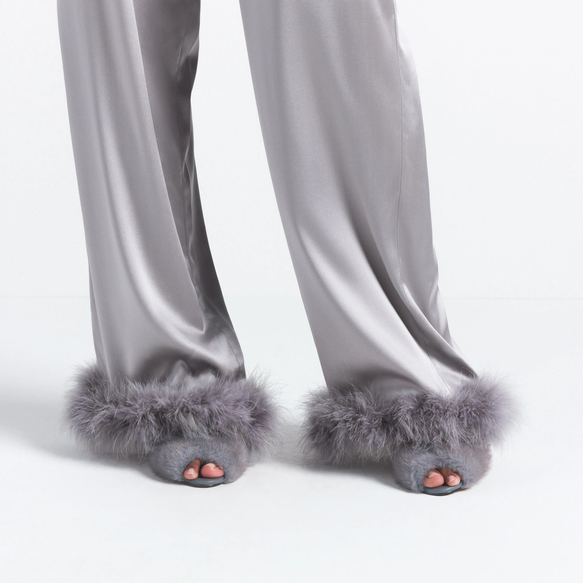 SILK FEATHER TRIM LONG SET | MIRROR ON A MODEL SIDE VIEW @ | FOCUS: 0.0, 1.0, 0.9