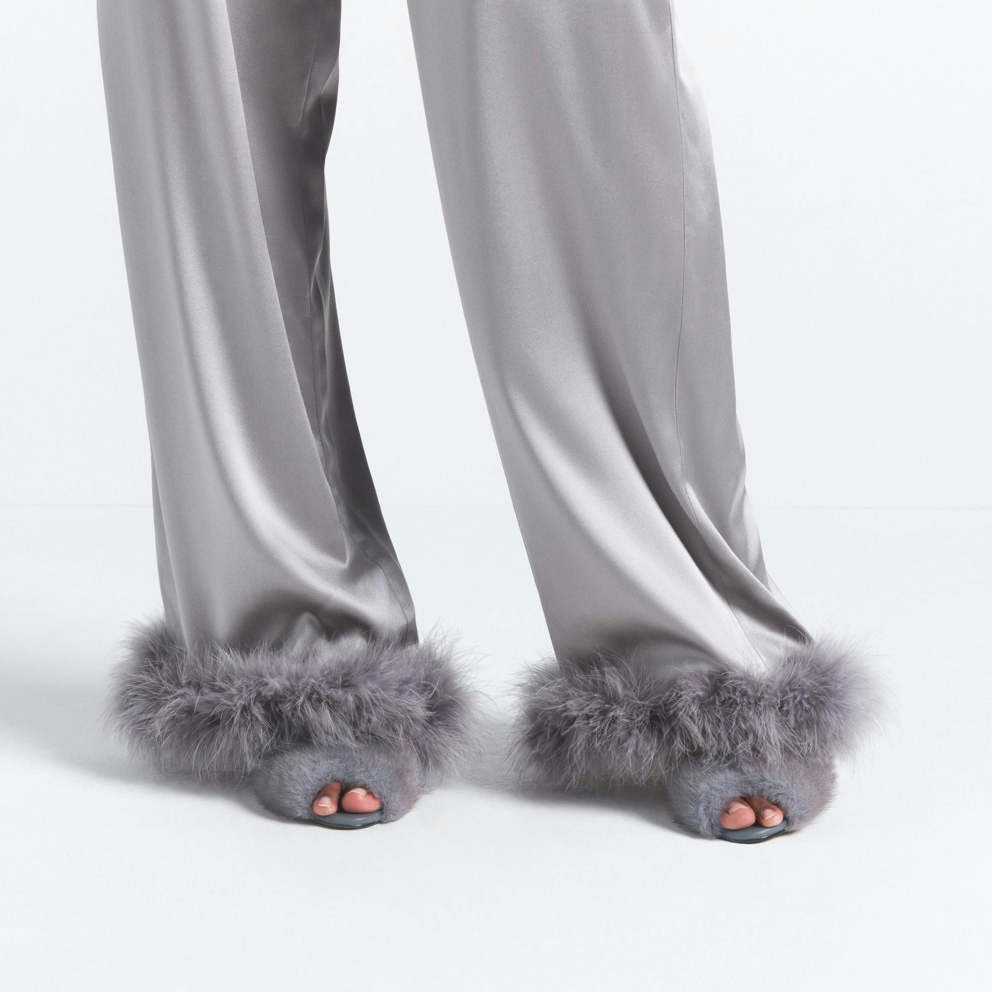 SILK FEATHER TRIM LONG SET | MIRROR ON A MODEL SIDE VIEW @ | FOCUS: 0.0, 1.0, 0.9