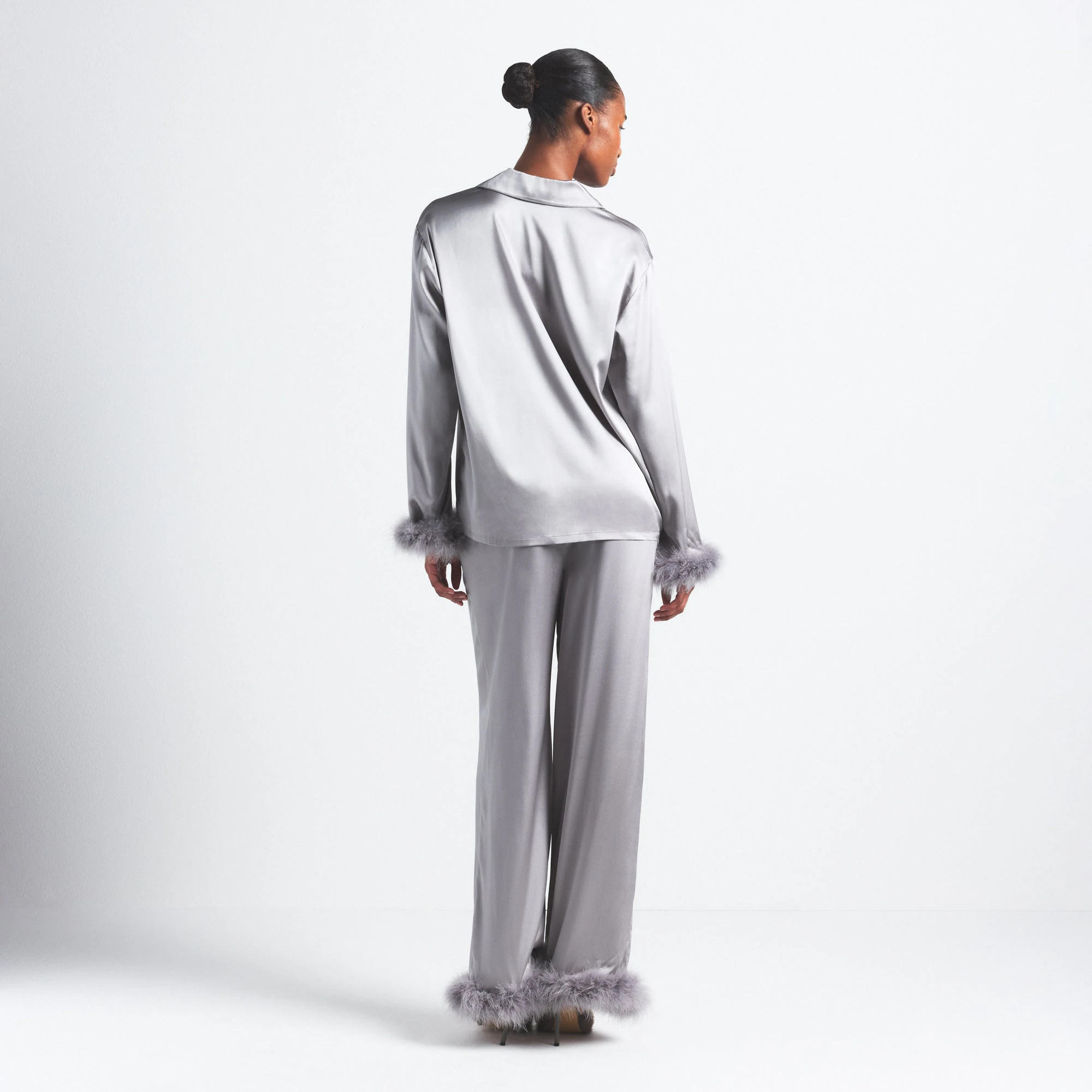 SILK FEATHER TRIM LONG SET | MIRROR ON A MODEL SIDE VIEW @ | FOCUS: 0.0, 1.0, 0.9