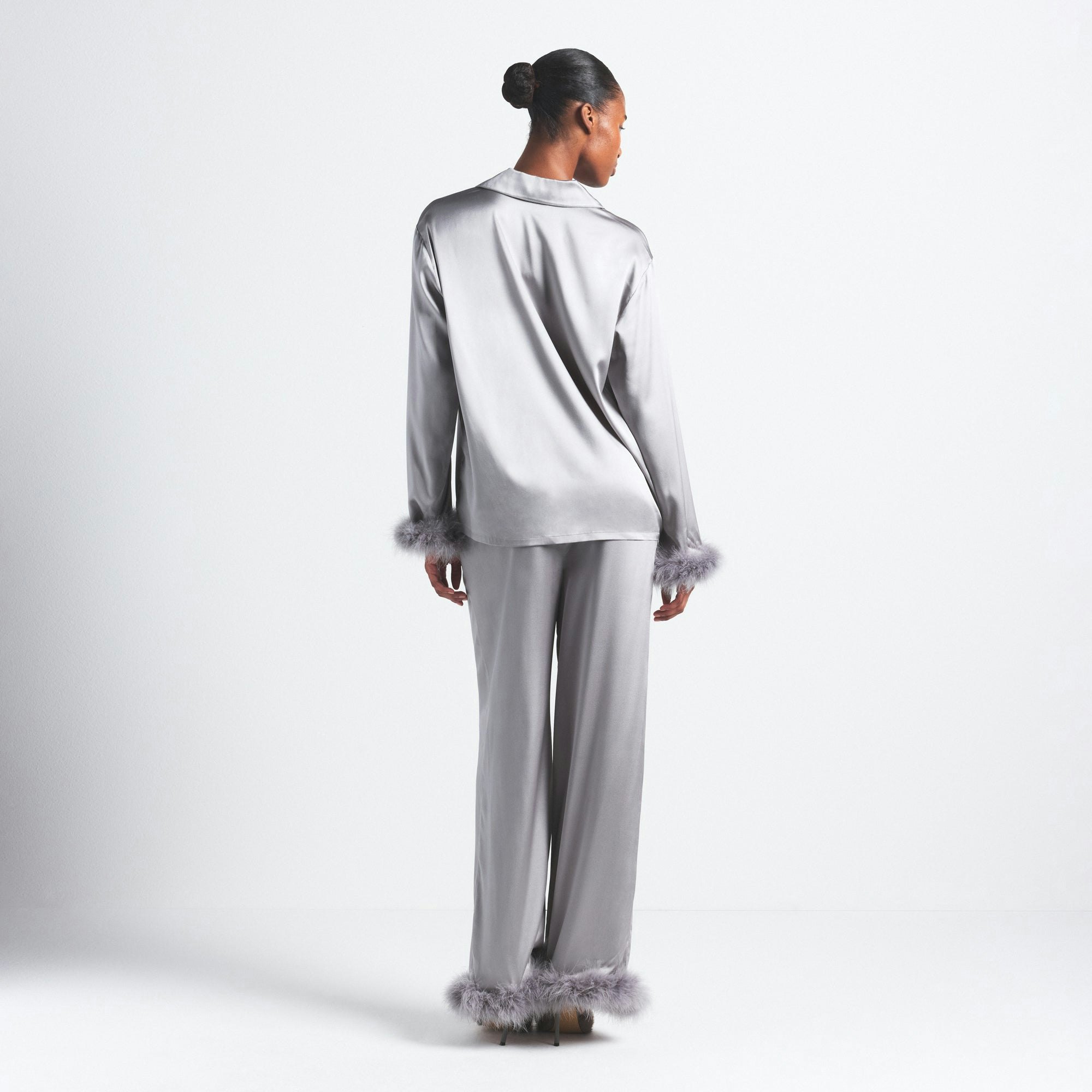 SILK FEATHER TRIM LONG SET | MIRROR ON A MODEL SIDE VIEW @ | FOCUS: 0.0, 1.0, 0.9