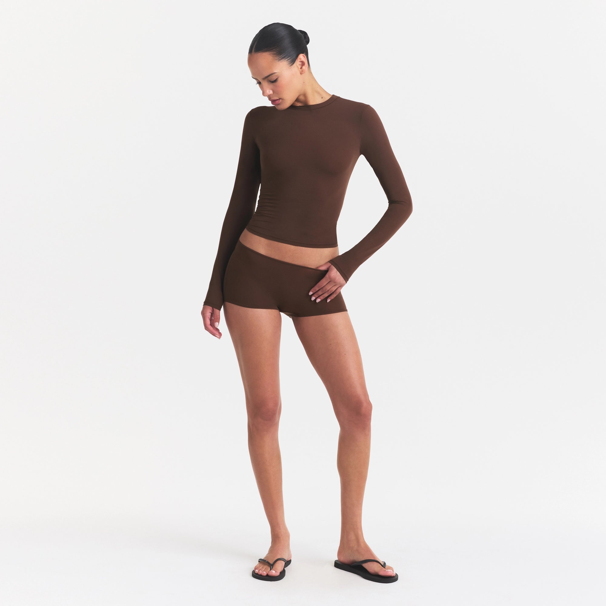 FITS EVERYBODY LONG SLEEVE T-SHIRT | COCOA ON A MODEL FRONT VIEW @ | FOCUS: 0.0, 1.0, 0.9